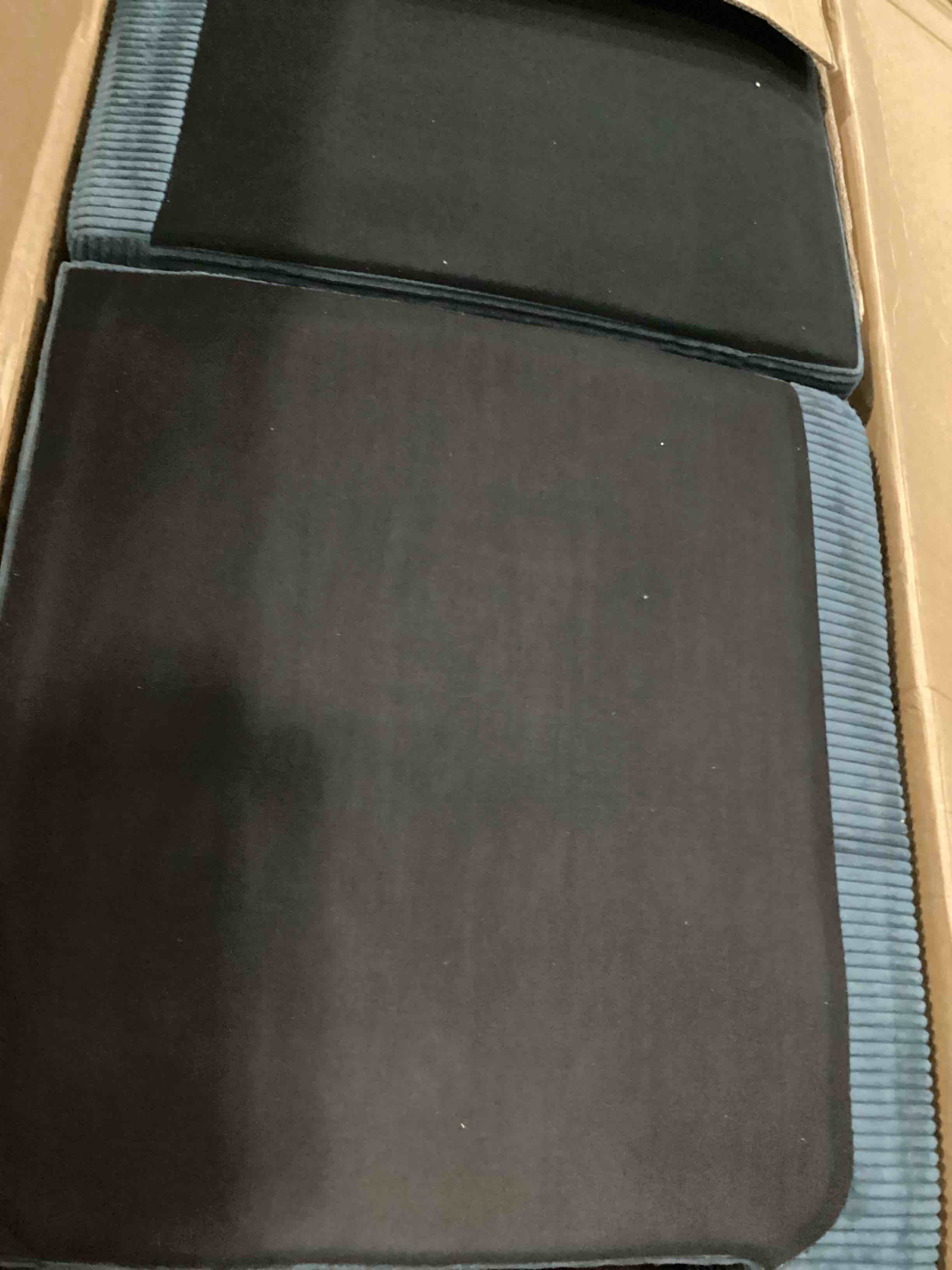 https://s3.amazonaws.com/lotting-images-prod/bidfta/RED6688563_1733769168489.jpeg