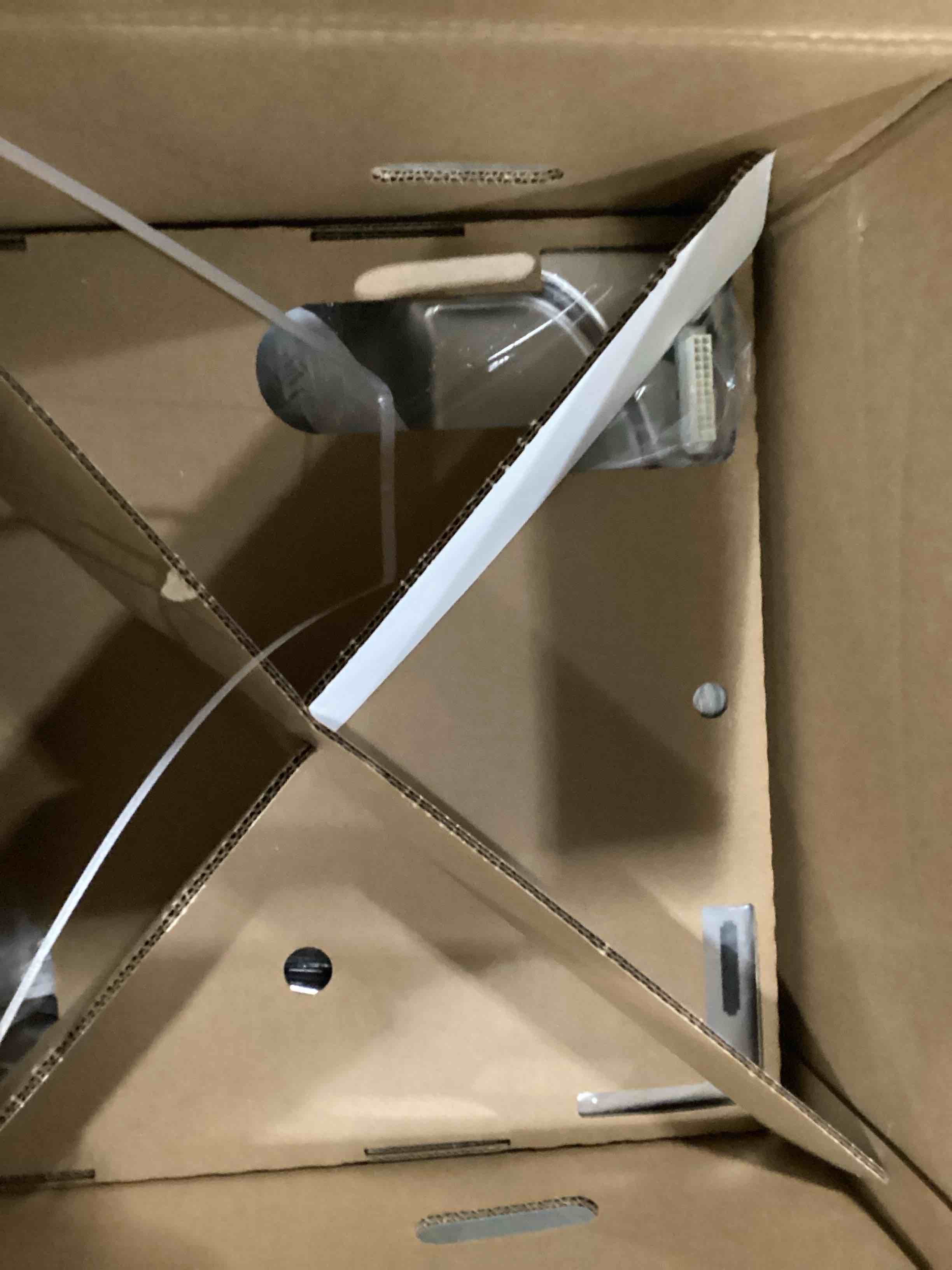 https://s3.amazonaws.com/lotting-images-prod/bidfta/RED6690499_1734098352312.jpeg
