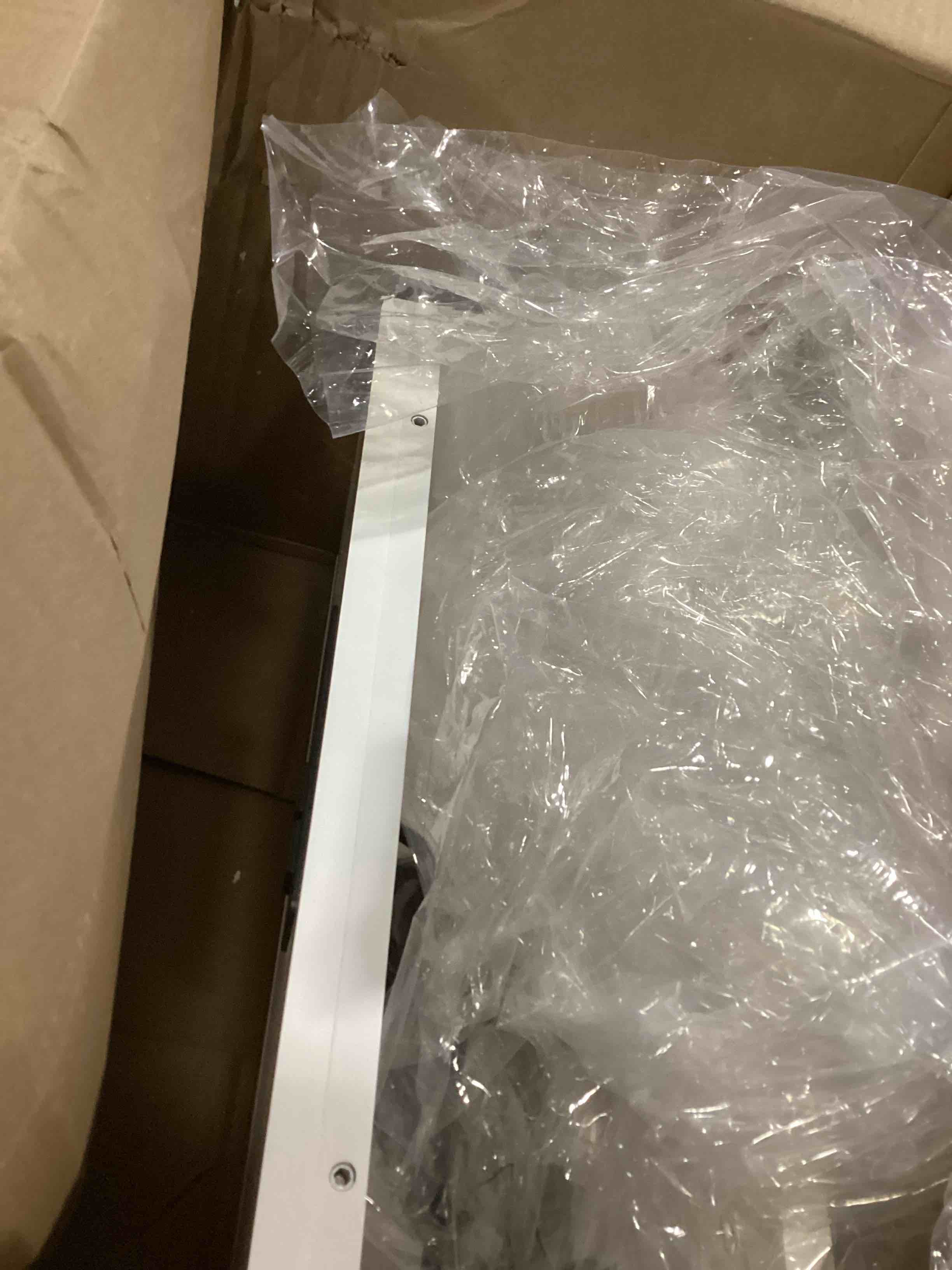 https://s3.amazonaws.com/lotting-images-prod/bidfta/RED6691082_1734977174423.jpeg