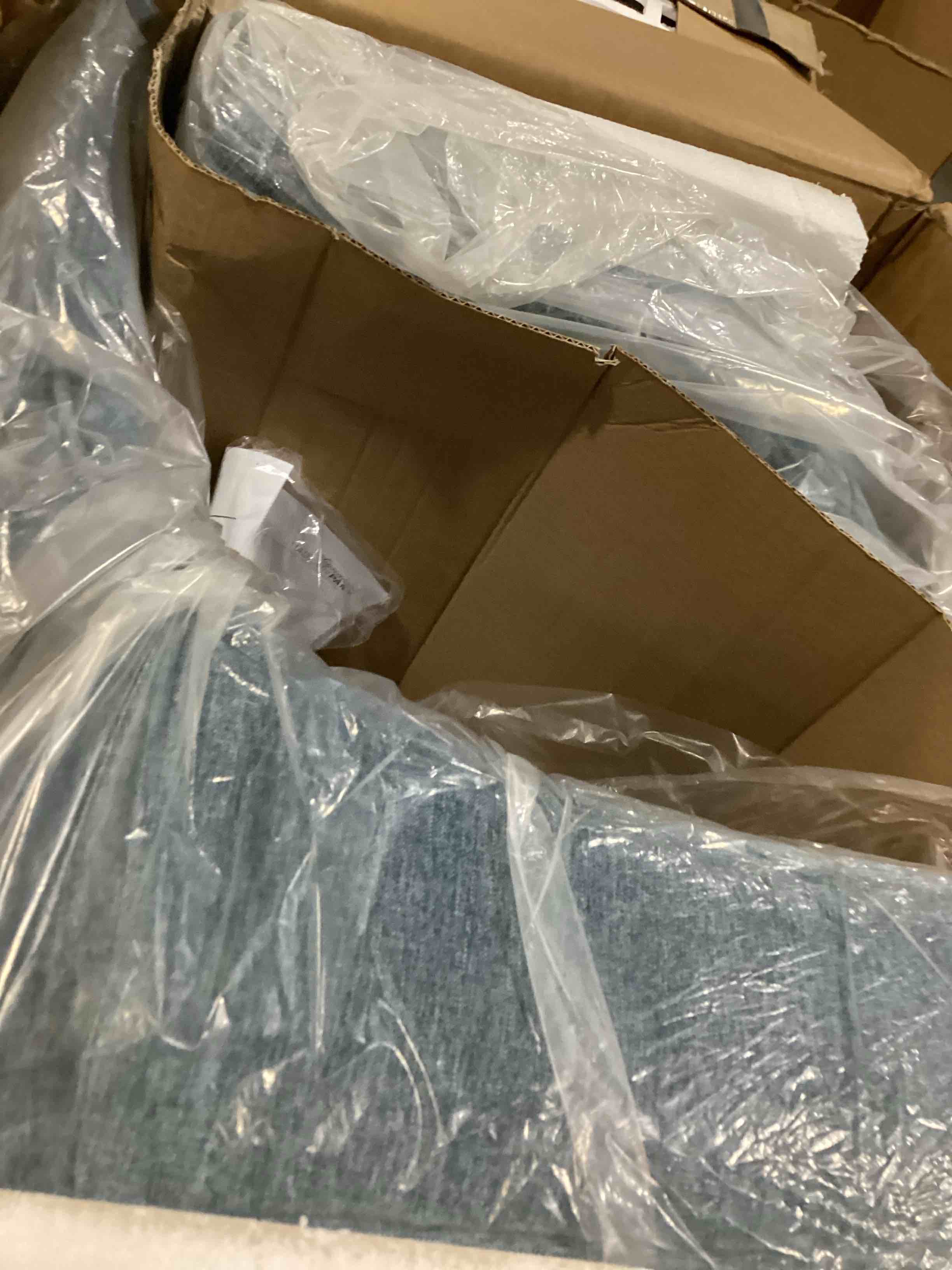 https://s3.amazonaws.com/lotting-images-prod/bidfta/RED6691479_1736274875202.jpeg