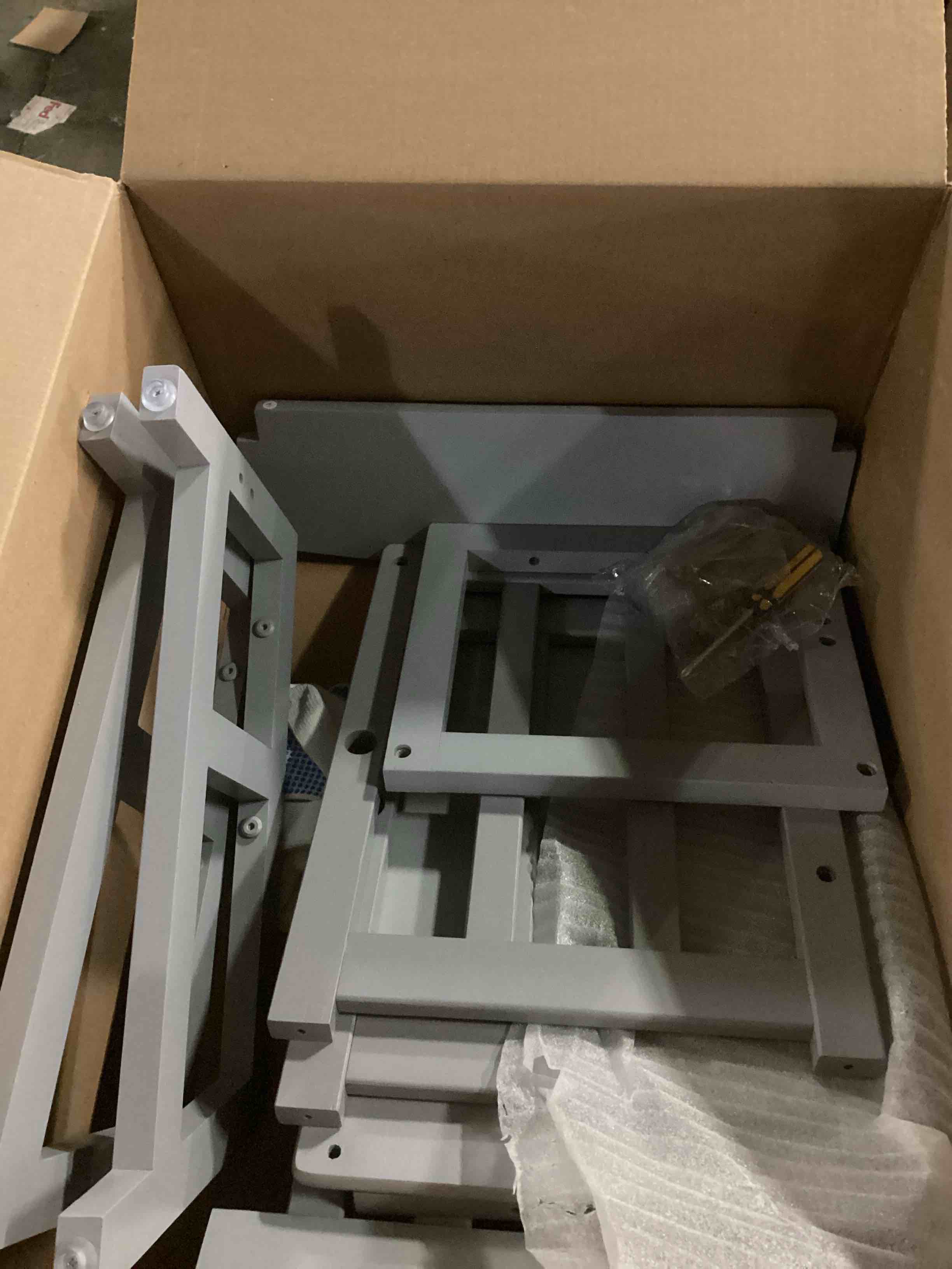 https://s3.amazonaws.com/lotting-images-prod/bidfta/RED6695911_1726844736777.jpeg