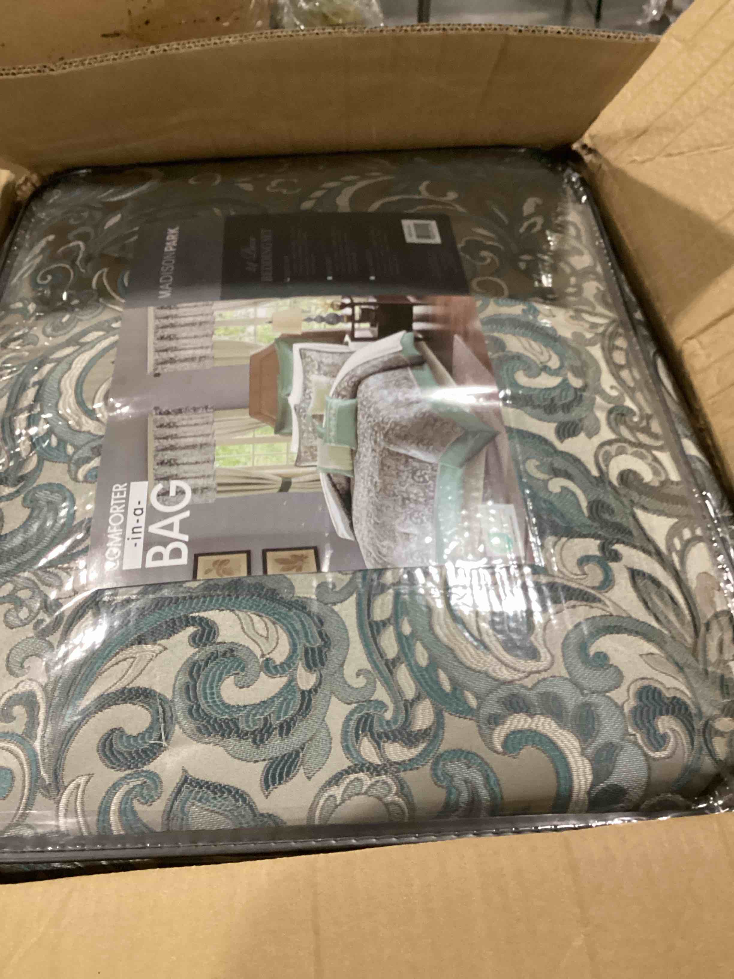 https://s3.amazonaws.com/lotting-images-prod/bidfta/RED6696782_1728666437951.jpeg
