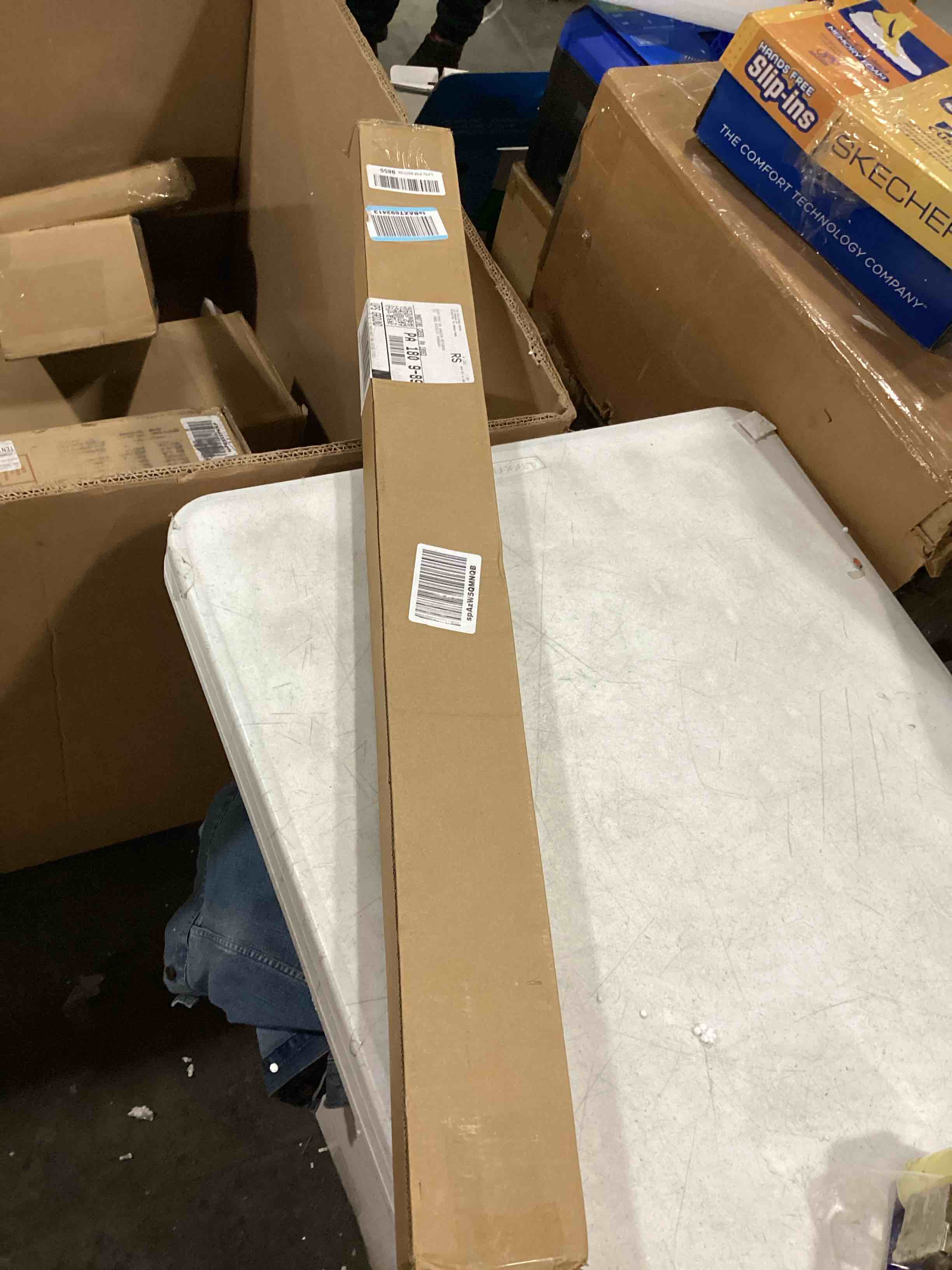 https://s3.amazonaws.com/lotting-images-prod/bidfta/RED6697302_1729175719644.jpeg