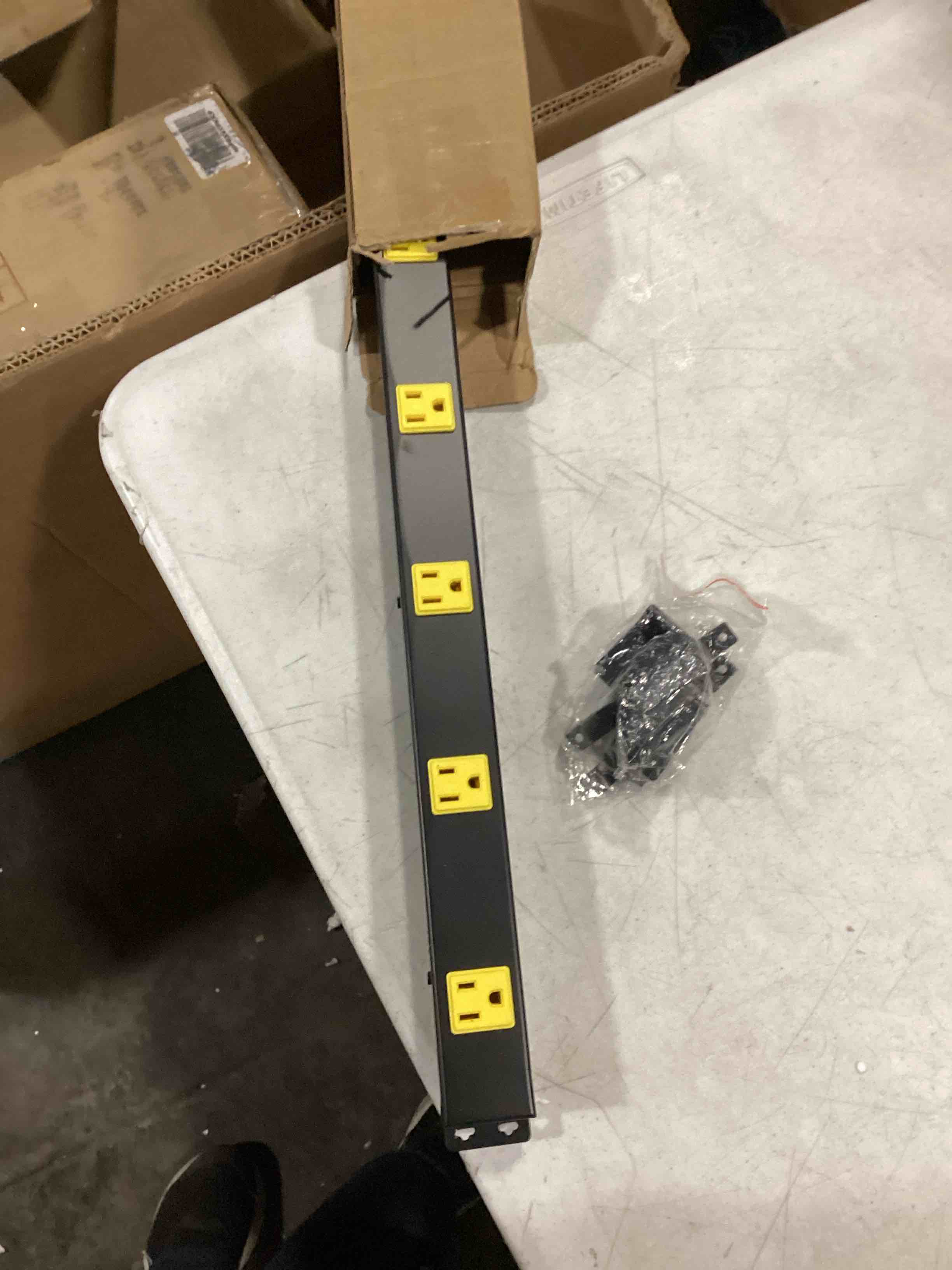 https://s3.amazonaws.com/lotting-images-prod/bidfta/RED6697302_1729175789577.jpeg