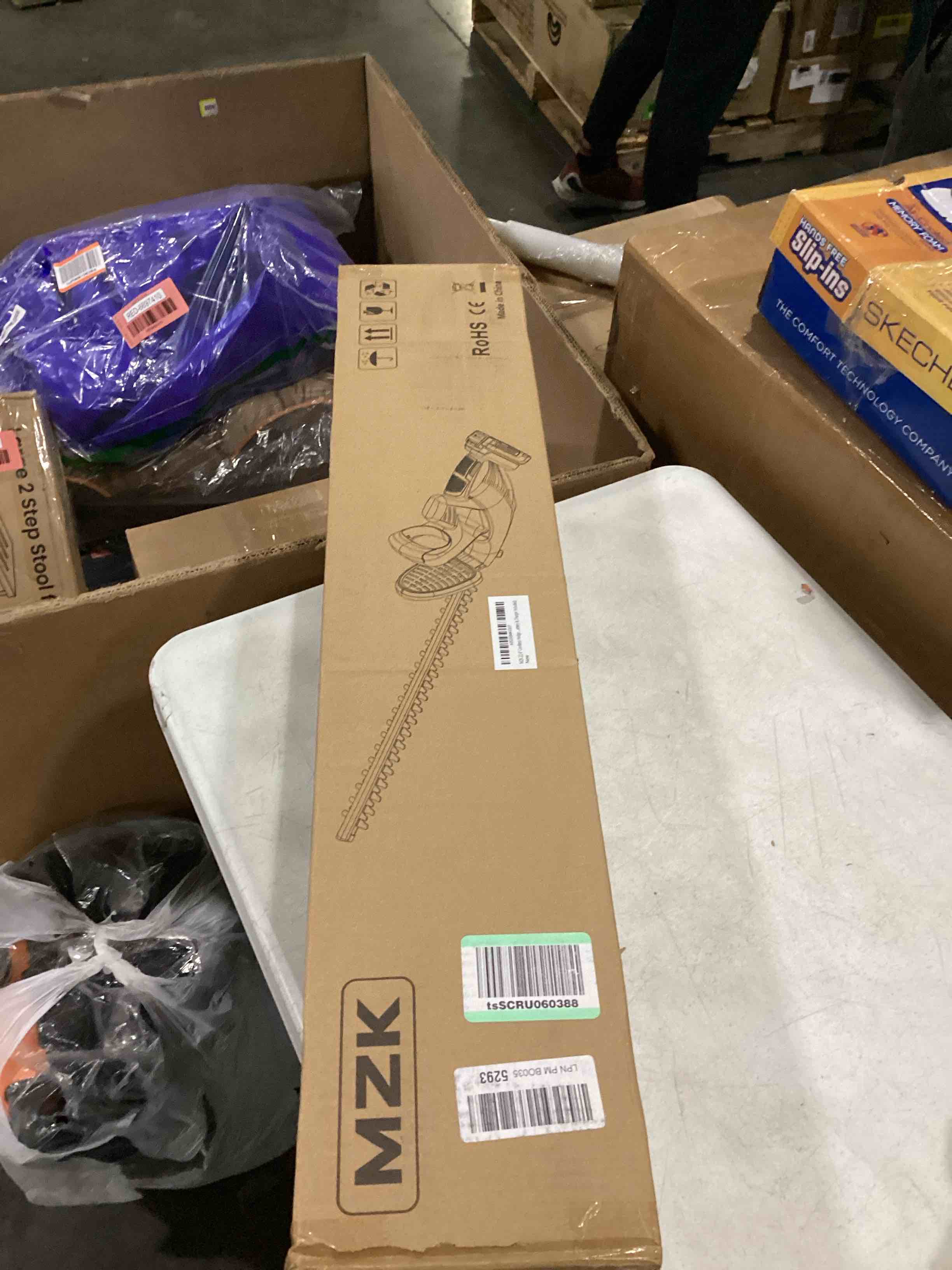 https://s3.amazonaws.com/lotting-images-prod/bidfta/RED6697413_1729252532327.jpeg
