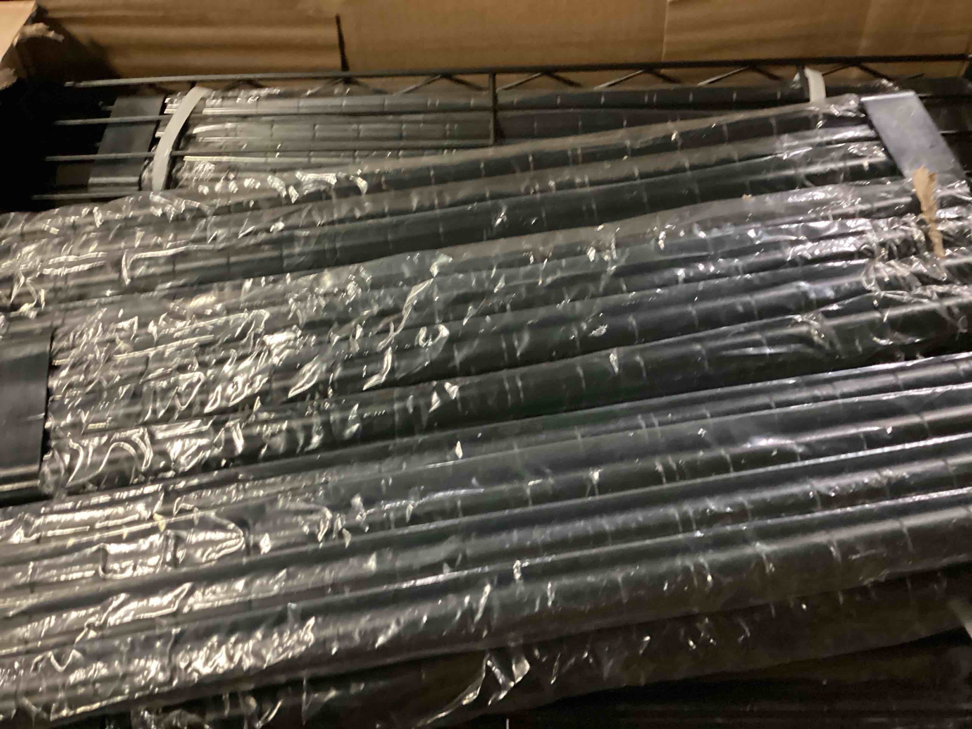 https://s3.amazonaws.com/lotting-images-prod/bidfta/RED6699553_1725622490853.jpeg
