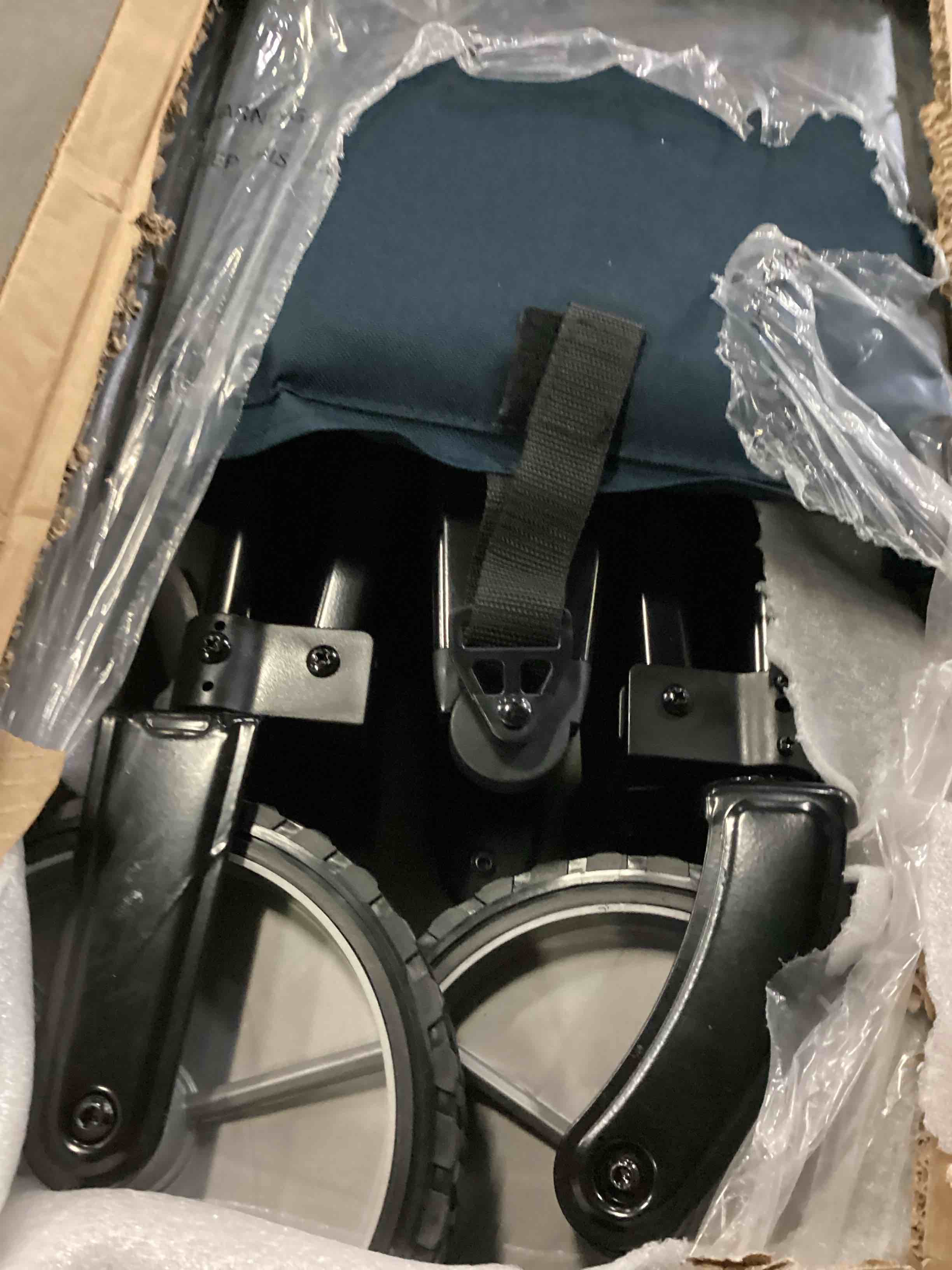 https://s3.amazonaws.com/lotting-images-prod/bidfta/RED6699554_1725622297841.jpeg