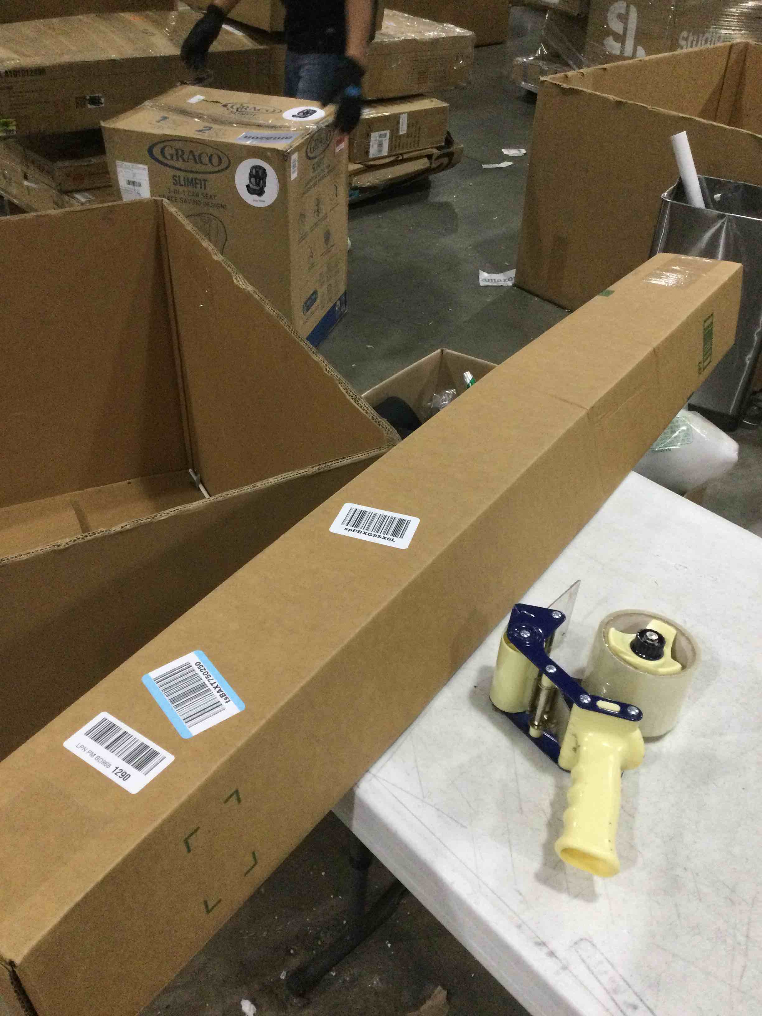 https://s3.amazonaws.com/lotting-images-prod/bidfta/RED6702943_1728397470032.jpeg