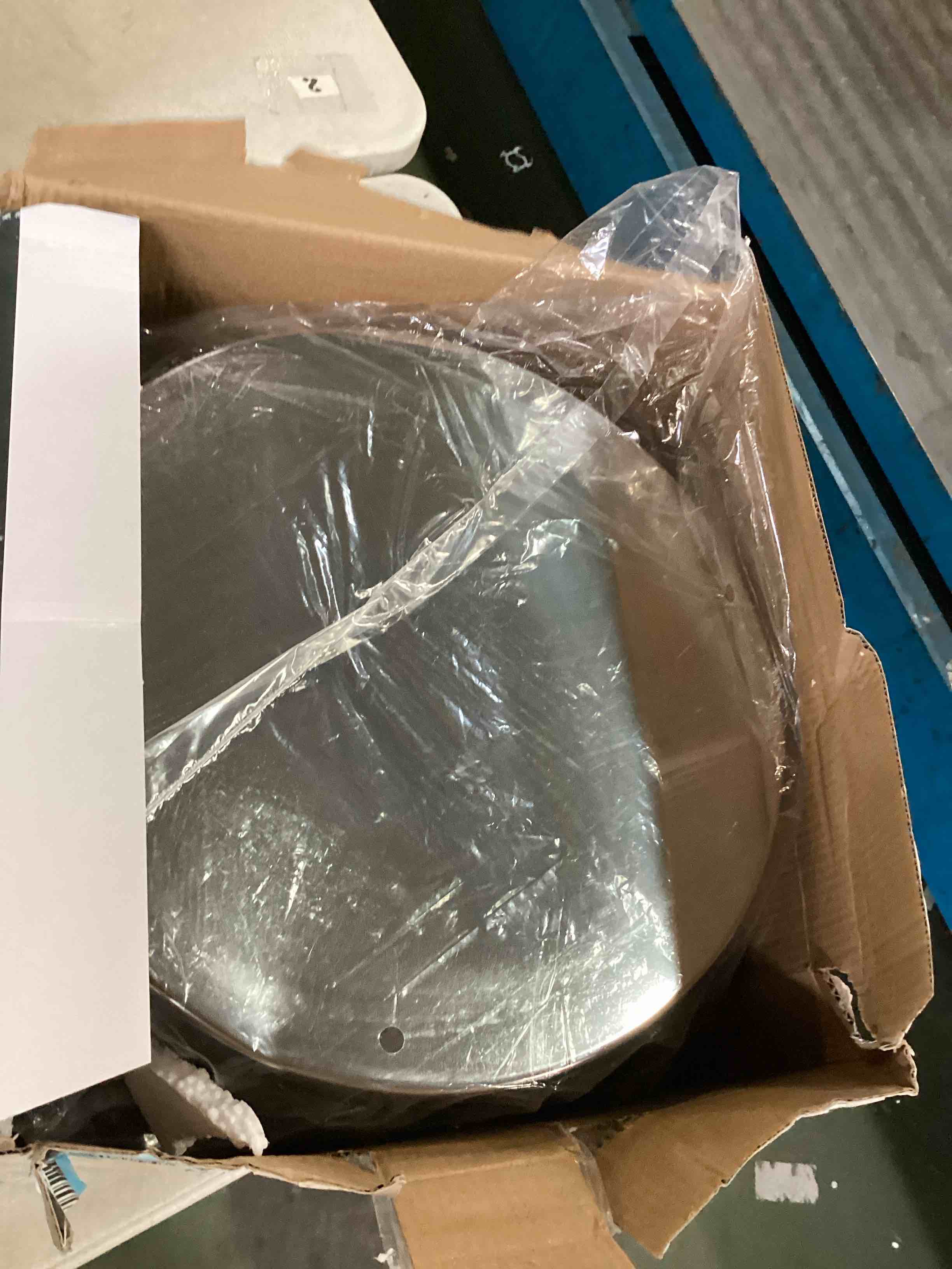 https://s3.amazonaws.com/lotting-images-prod/bidfta/RED6704192_1720199916816.jpeg
