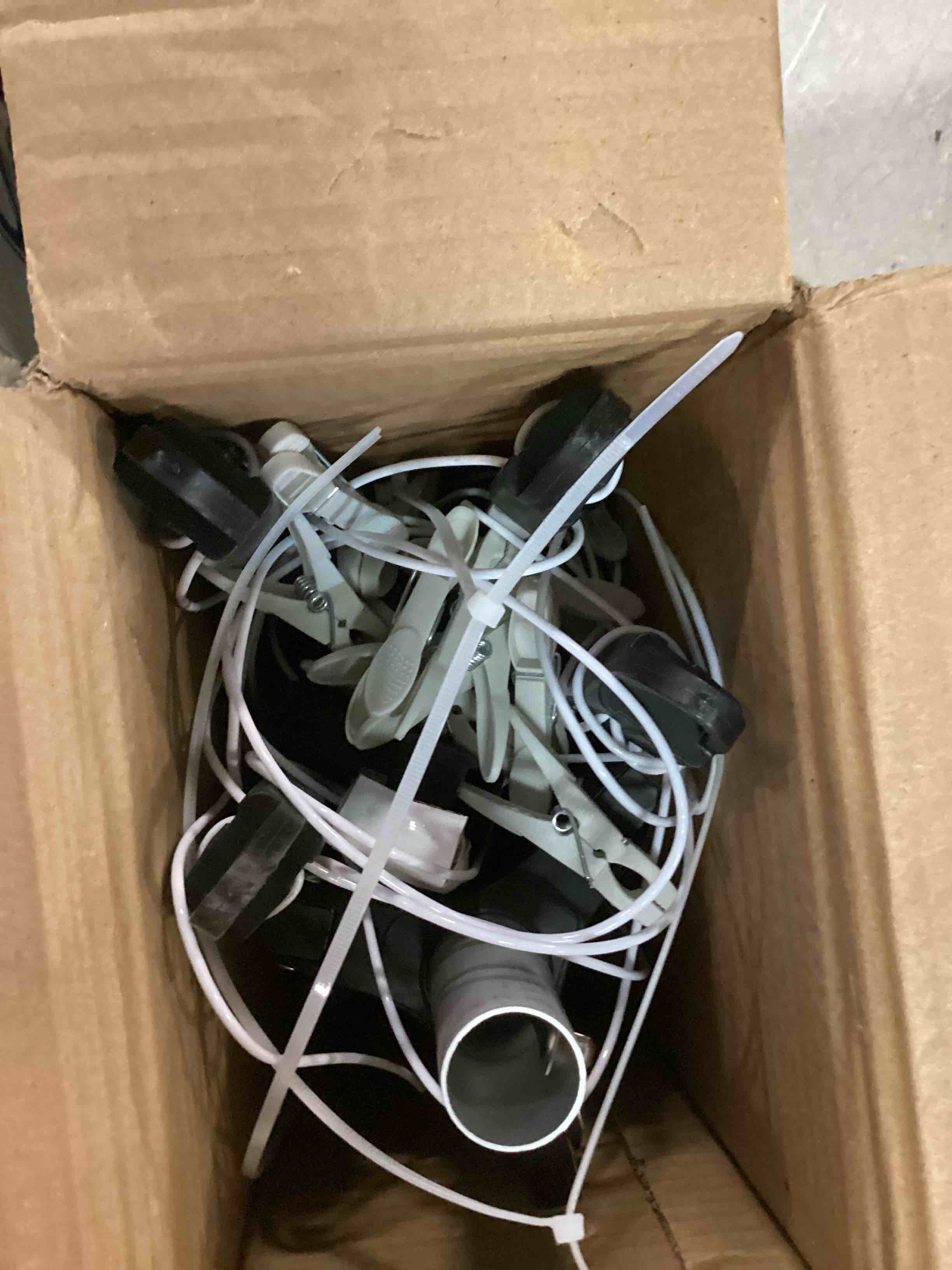 https://s3.amazonaws.com/lotting-images-prod/bidfta/RED6704640_1720571970071.jpeg