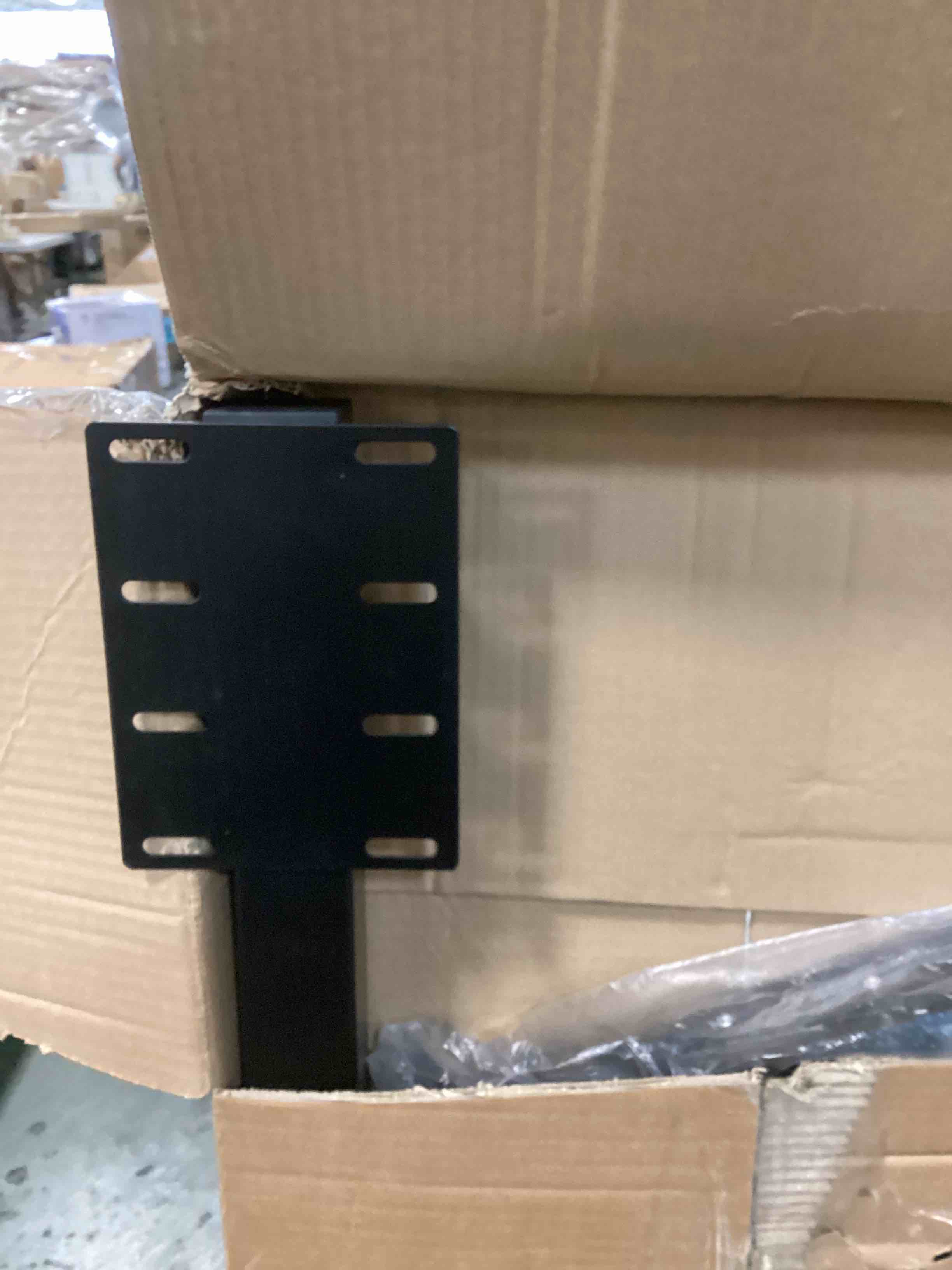 https://s3.amazonaws.com/lotting-images-prod/bidfta/RED6706152_1720613486774.jpeg