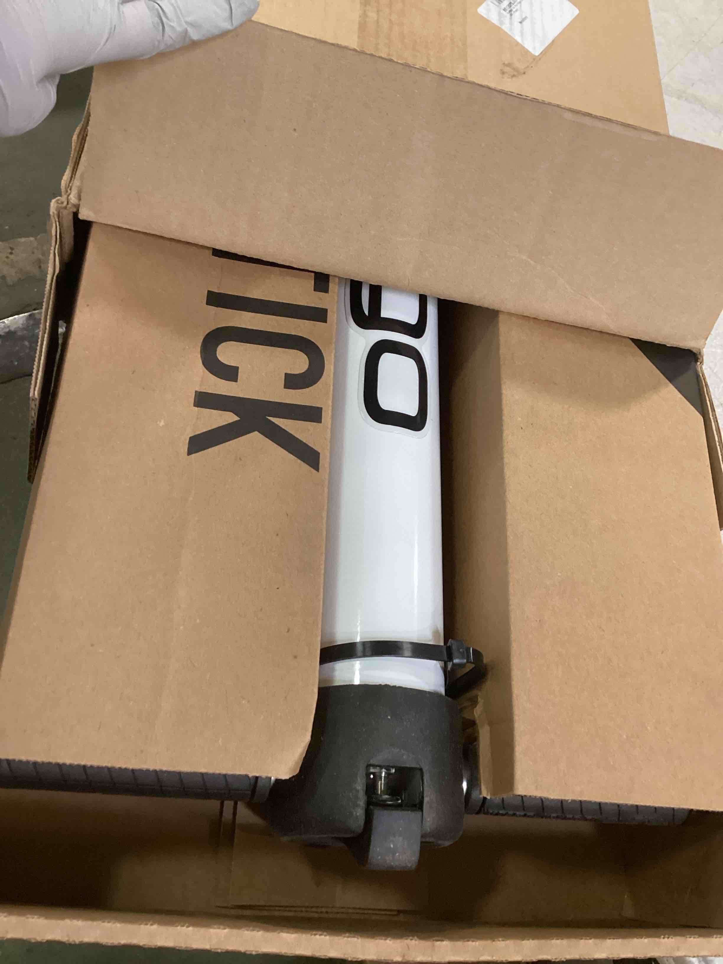 https://s3.amazonaws.com/lotting-images-prod/bidfta/RED6708536_1720011389979.jpeg