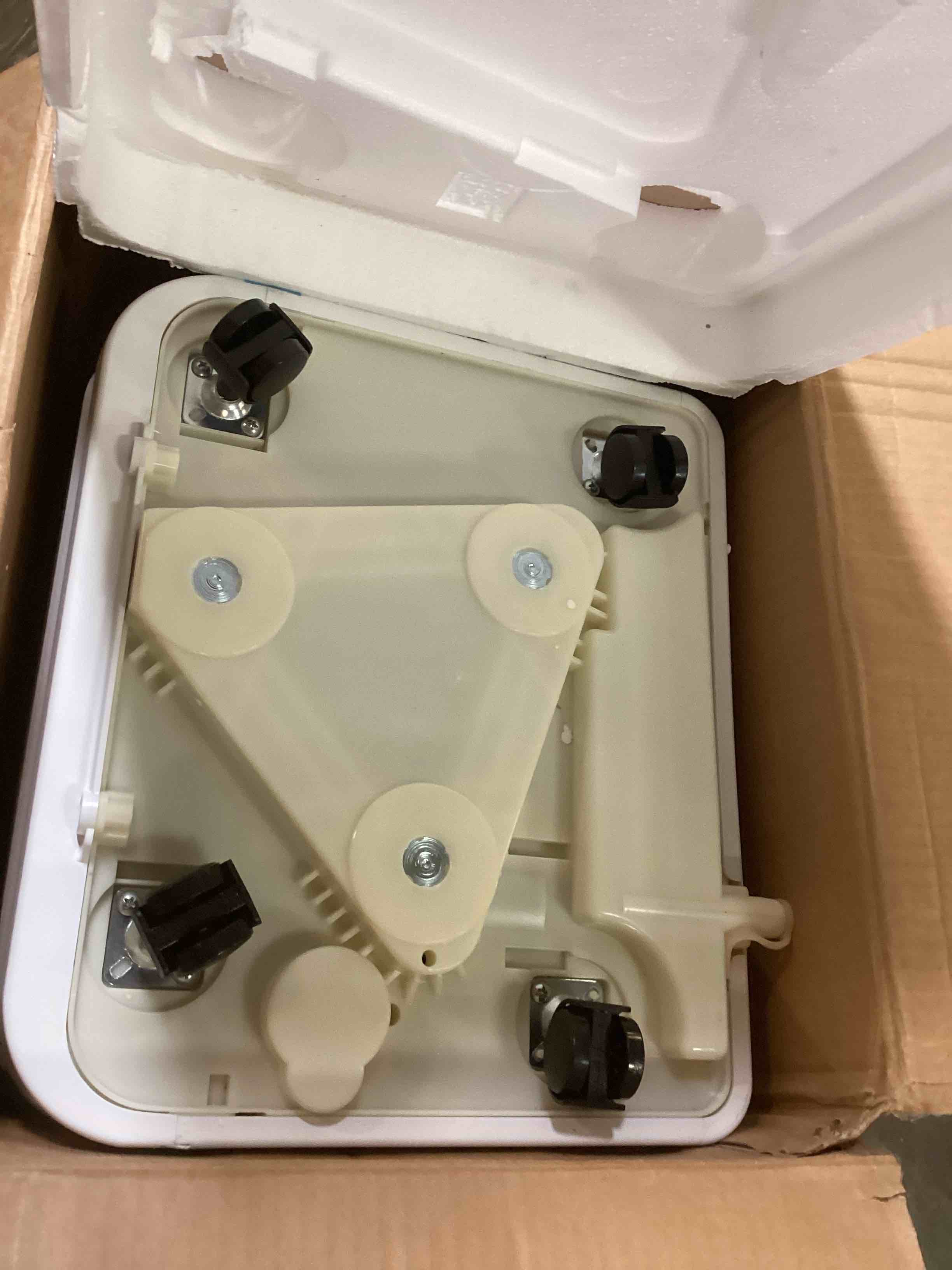 https://s3.amazonaws.com/lotting-images-prod/bidfta/RED6708657_1720029176181.jpeg