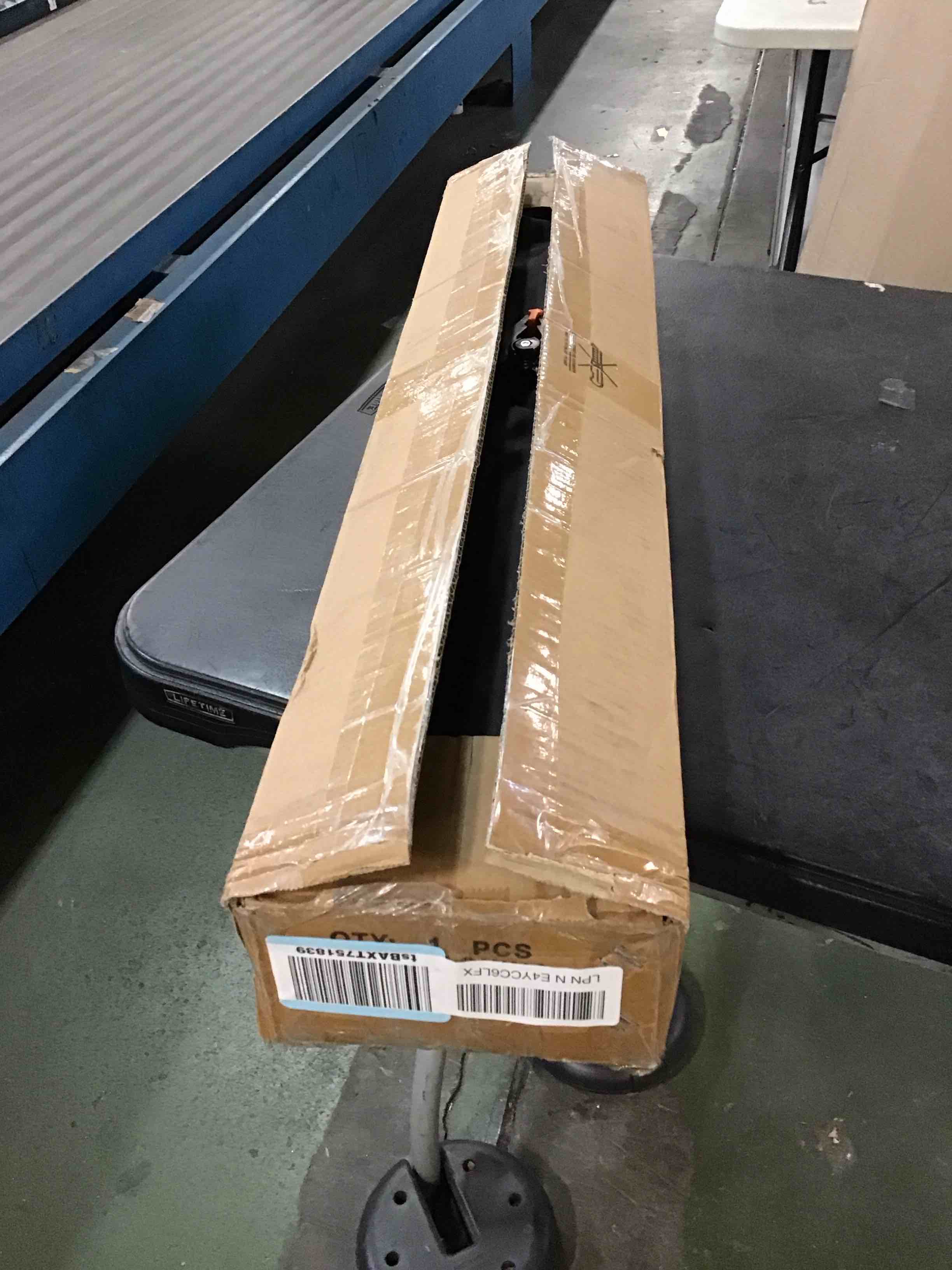 https://s3.amazonaws.com/lotting-images-prod/bidfta/RED6711391_1721863745124.jpeg