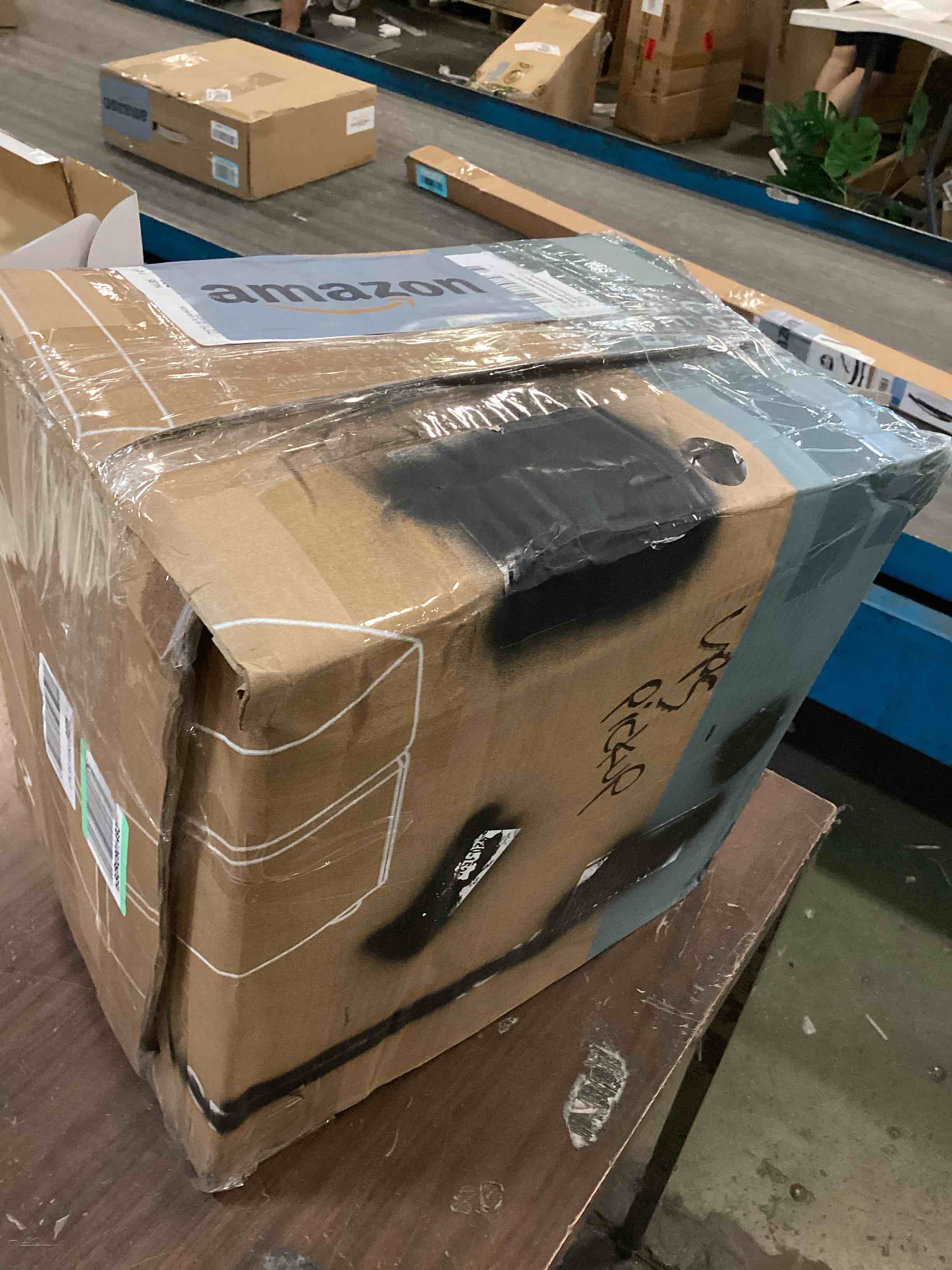 https://s3.amazonaws.com/lotting-images-prod/bidfta/RED6713710_1719588880913.jpeg