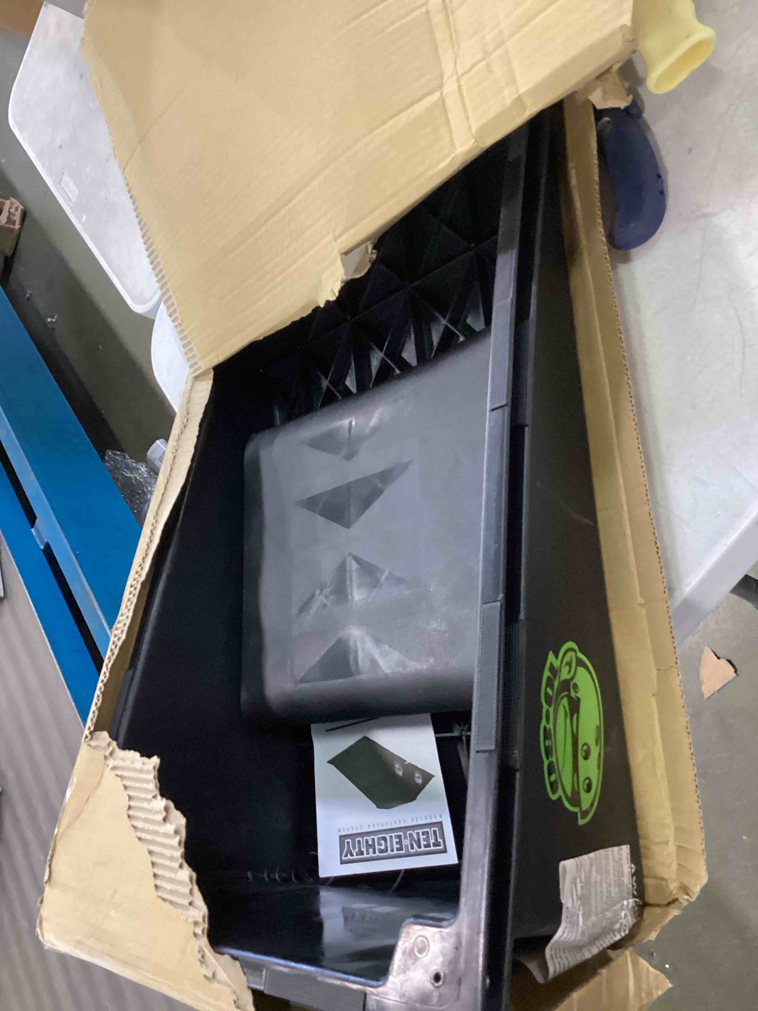 https://s3.amazonaws.com/lotting-images-prod/bidfta/RED6714648_1719925737350.jpeg