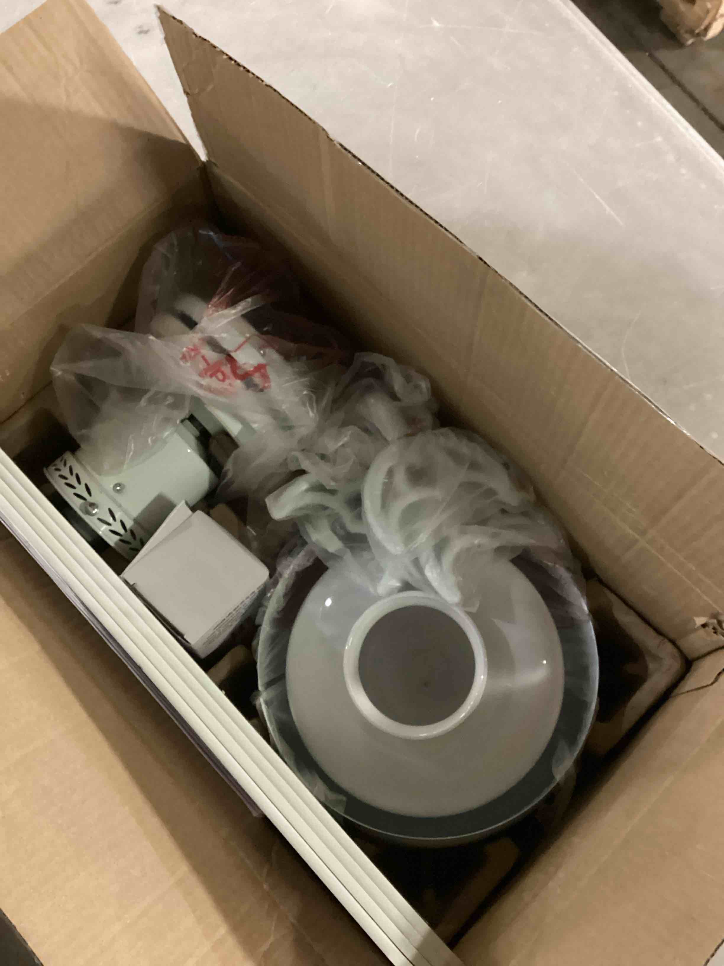 https://s3.amazonaws.com/lotting-images-prod/bidfta/RED6722183_1736958397068.jpeg