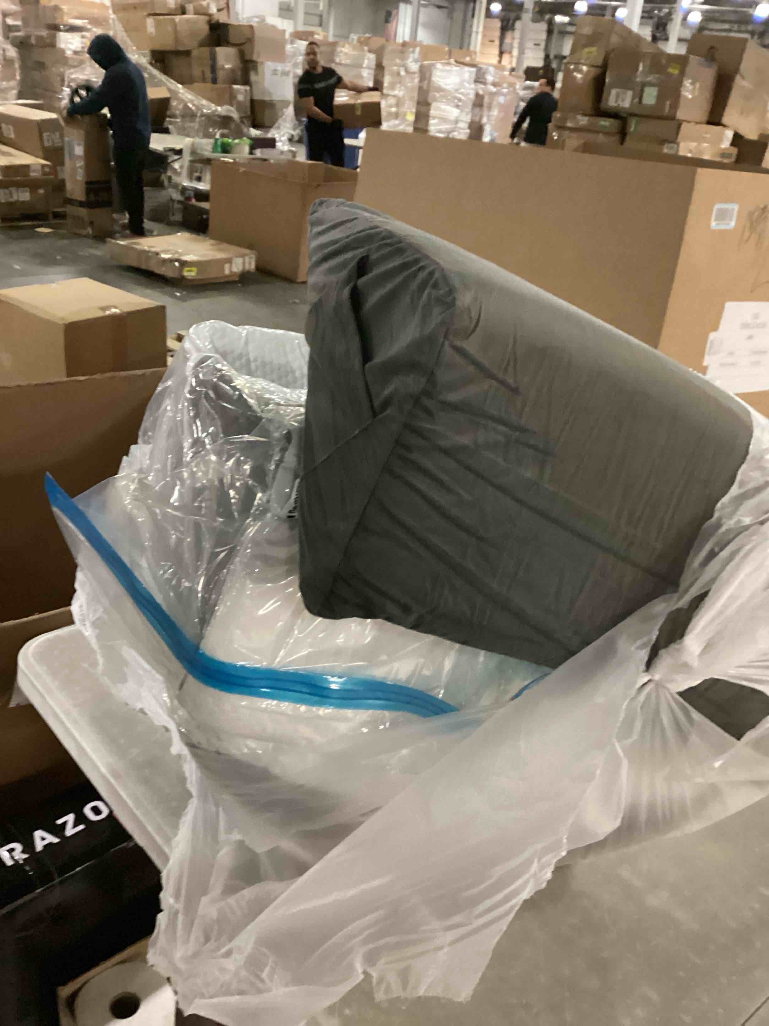 https://s3.amazonaws.com/lotting-images-prod/bidfta/RED6722596_1737389706234.jpeg
