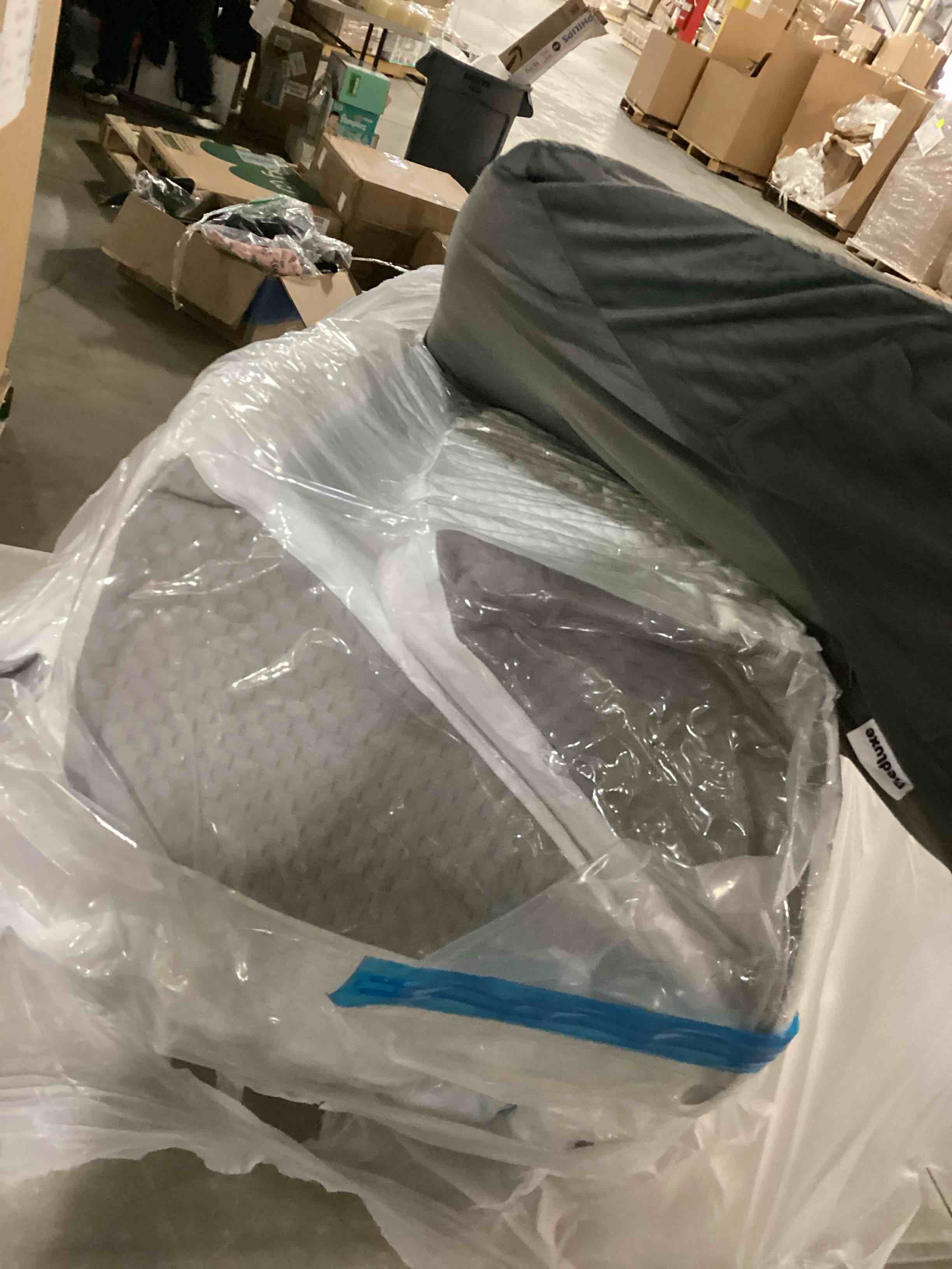 https://s3.amazonaws.com/lotting-images-prod/bidfta/RED6722596_1737389710653.jpeg