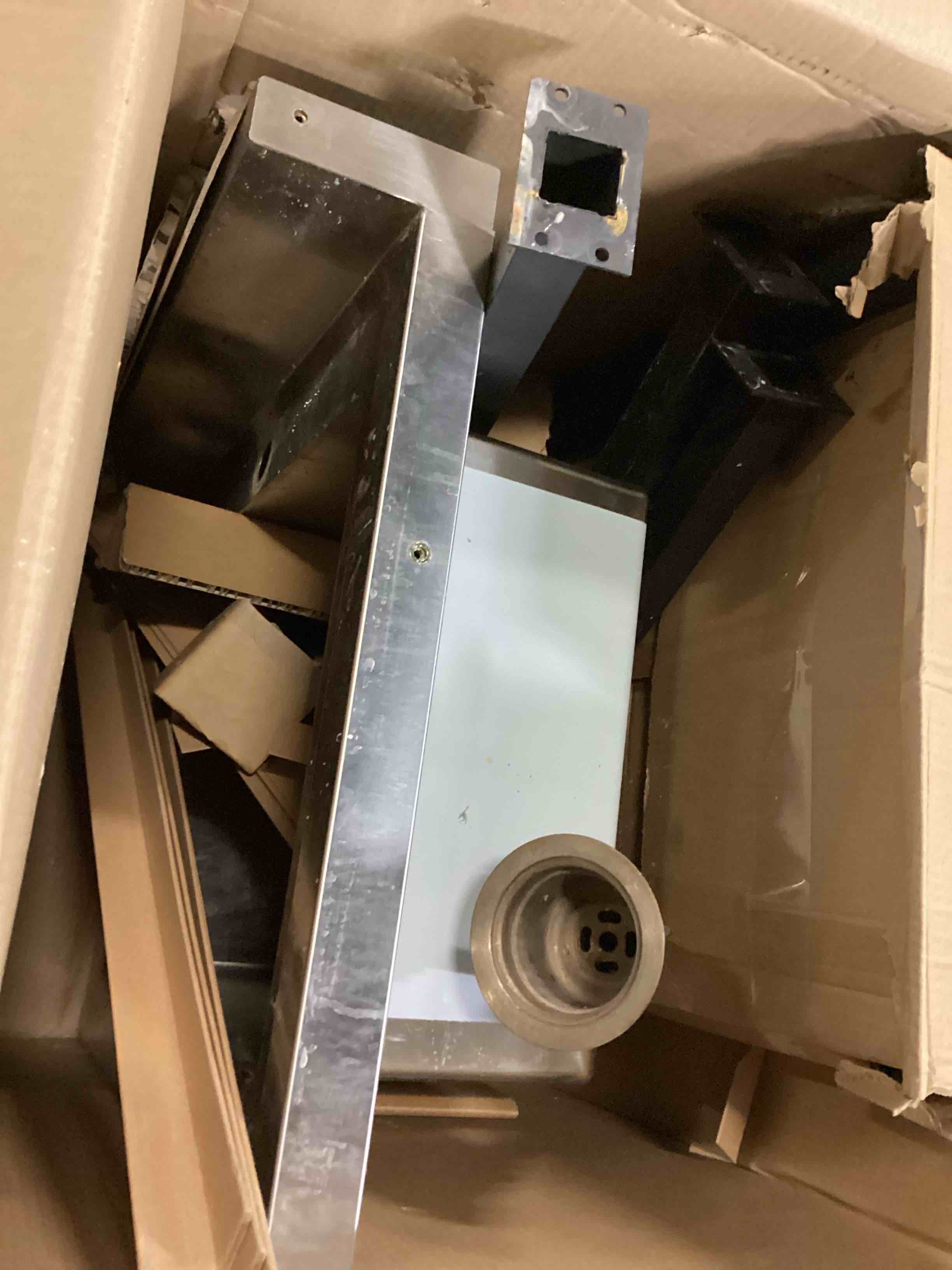 https://s3.amazonaws.com/lotting-images-prod/bidfta/RED6723601_1735303491579.jpeg