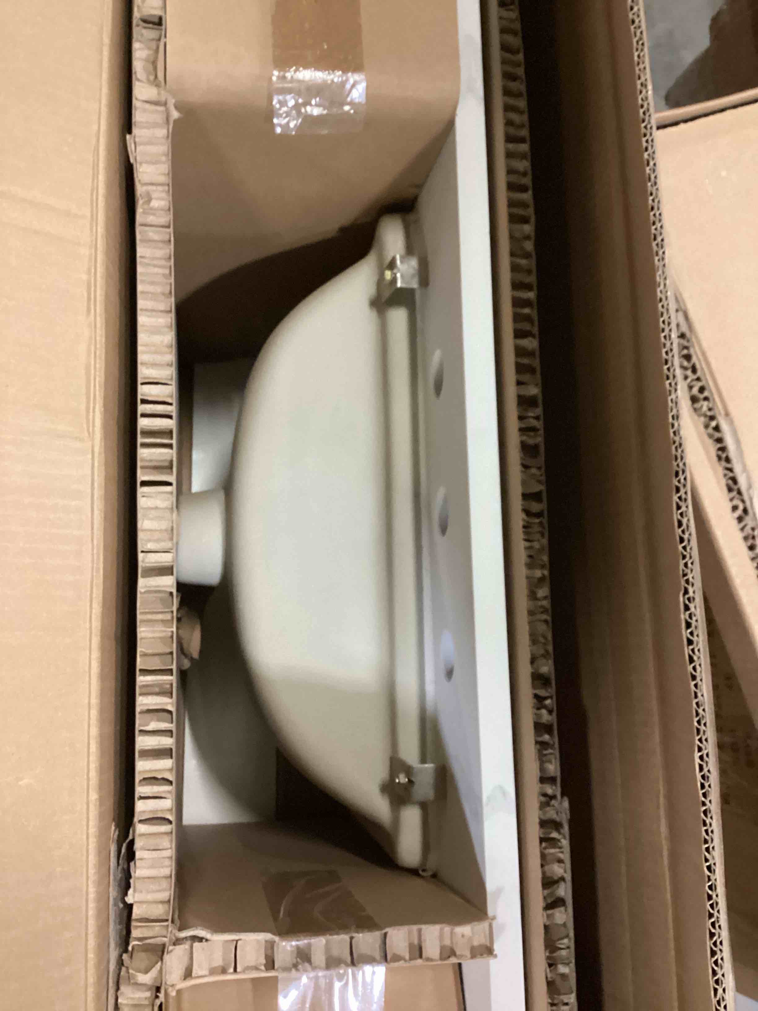 https://s3.amazonaws.com/lotting-images-prod/bidfta/RED6723775_1736338474833.jpeg
