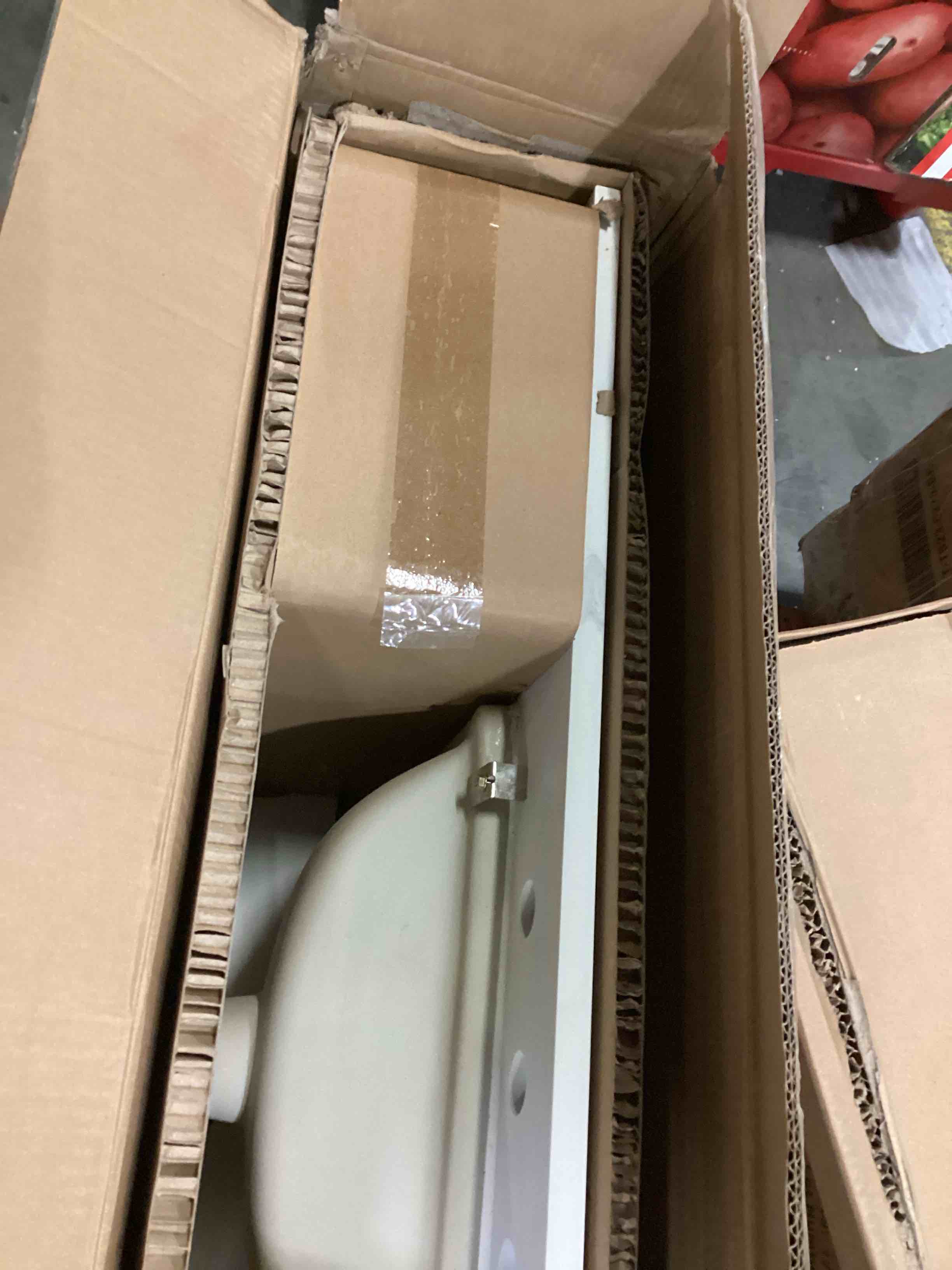 https://s3.amazonaws.com/lotting-images-prod/bidfta/RED6723775_1736338476728.jpeg