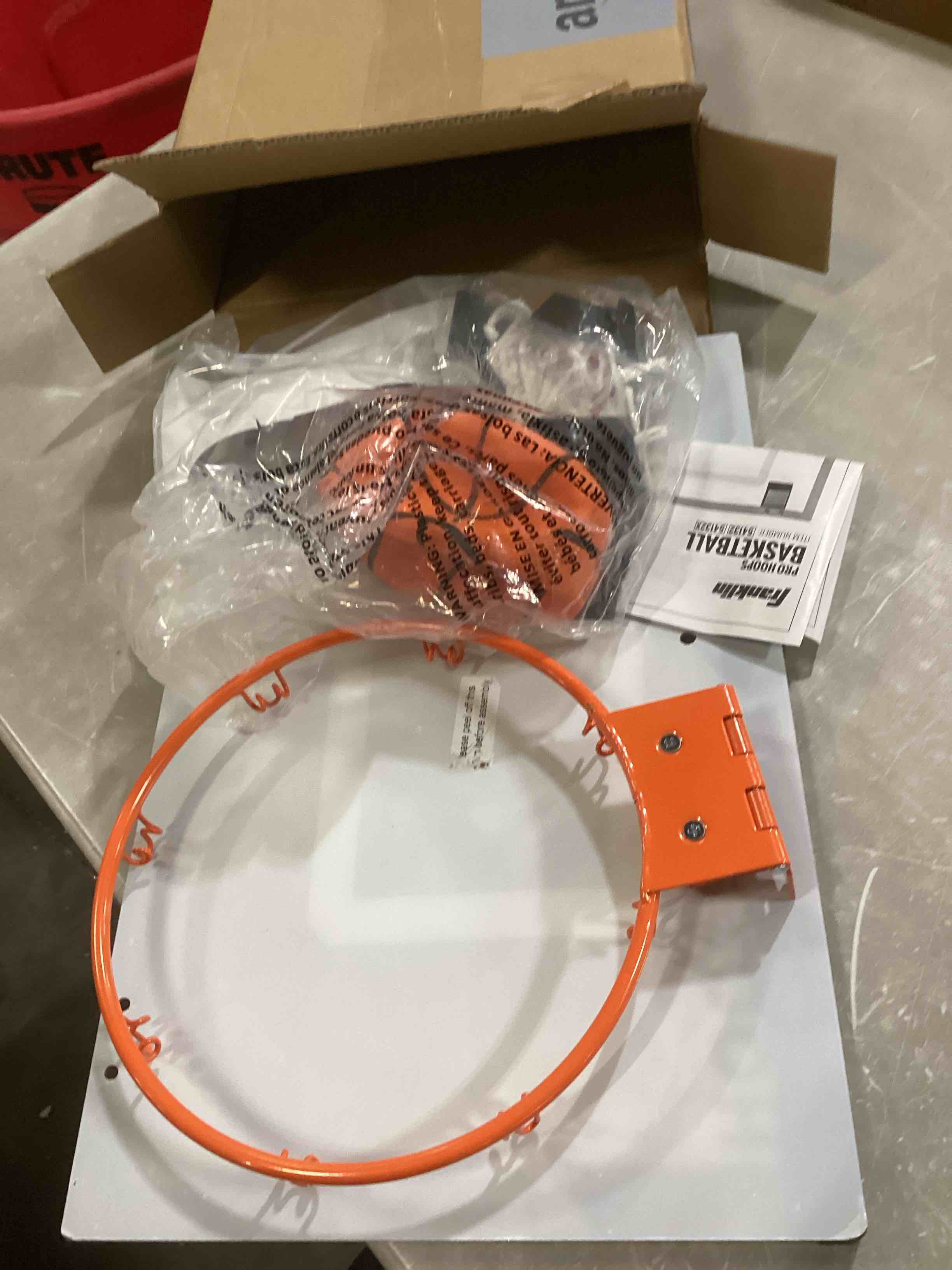 https://s3.amazonaws.com/lotting-images-prod/bidfta/RED6724449_1737128867450.jpeg
