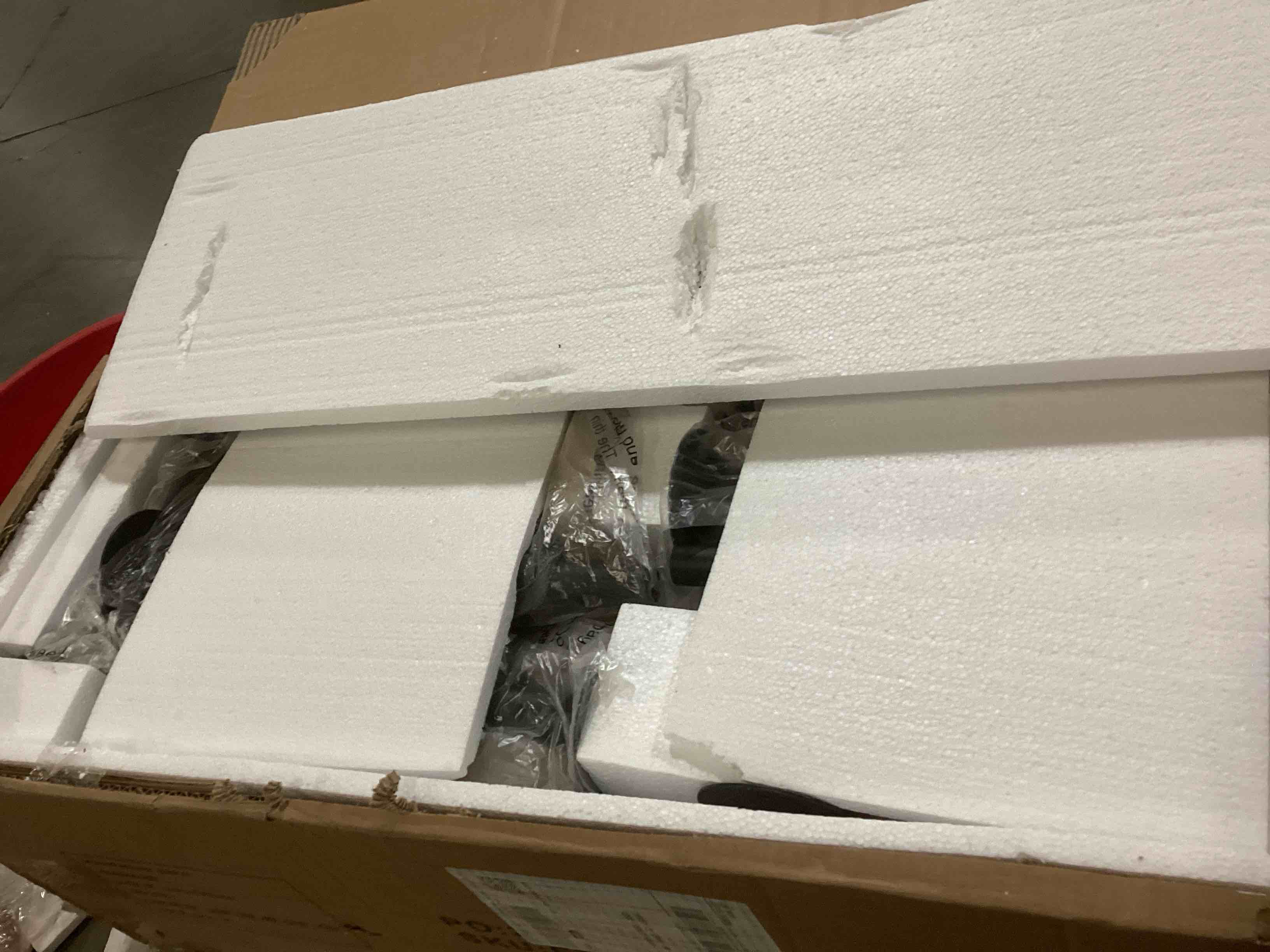 https://s3.amazonaws.com/lotting-images-prod/bidfta/RED6724502_1737138106136.jpeg