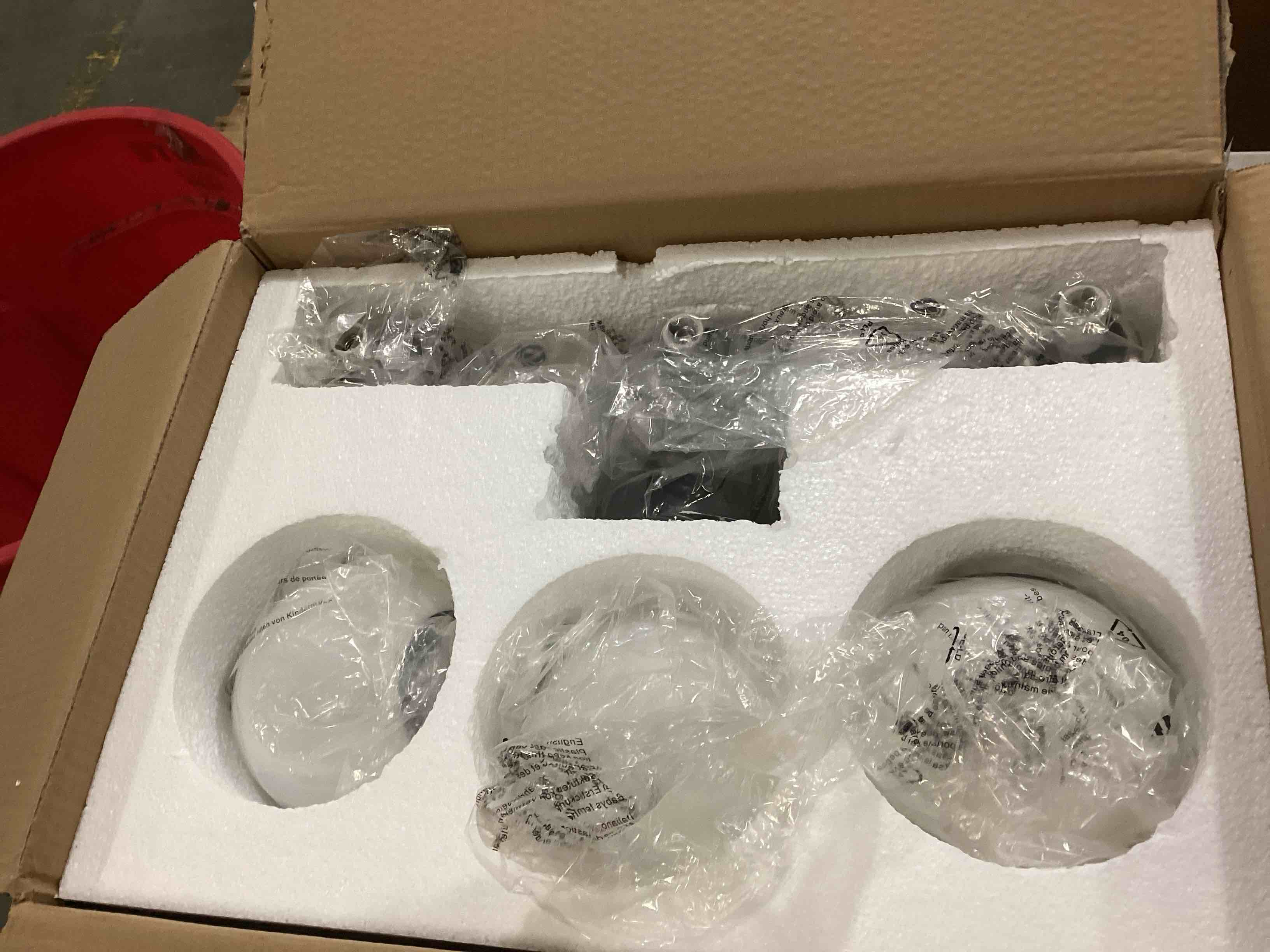 https://s3.amazonaws.com/lotting-images-prod/bidfta/RED6724543_1737375322740.jpeg