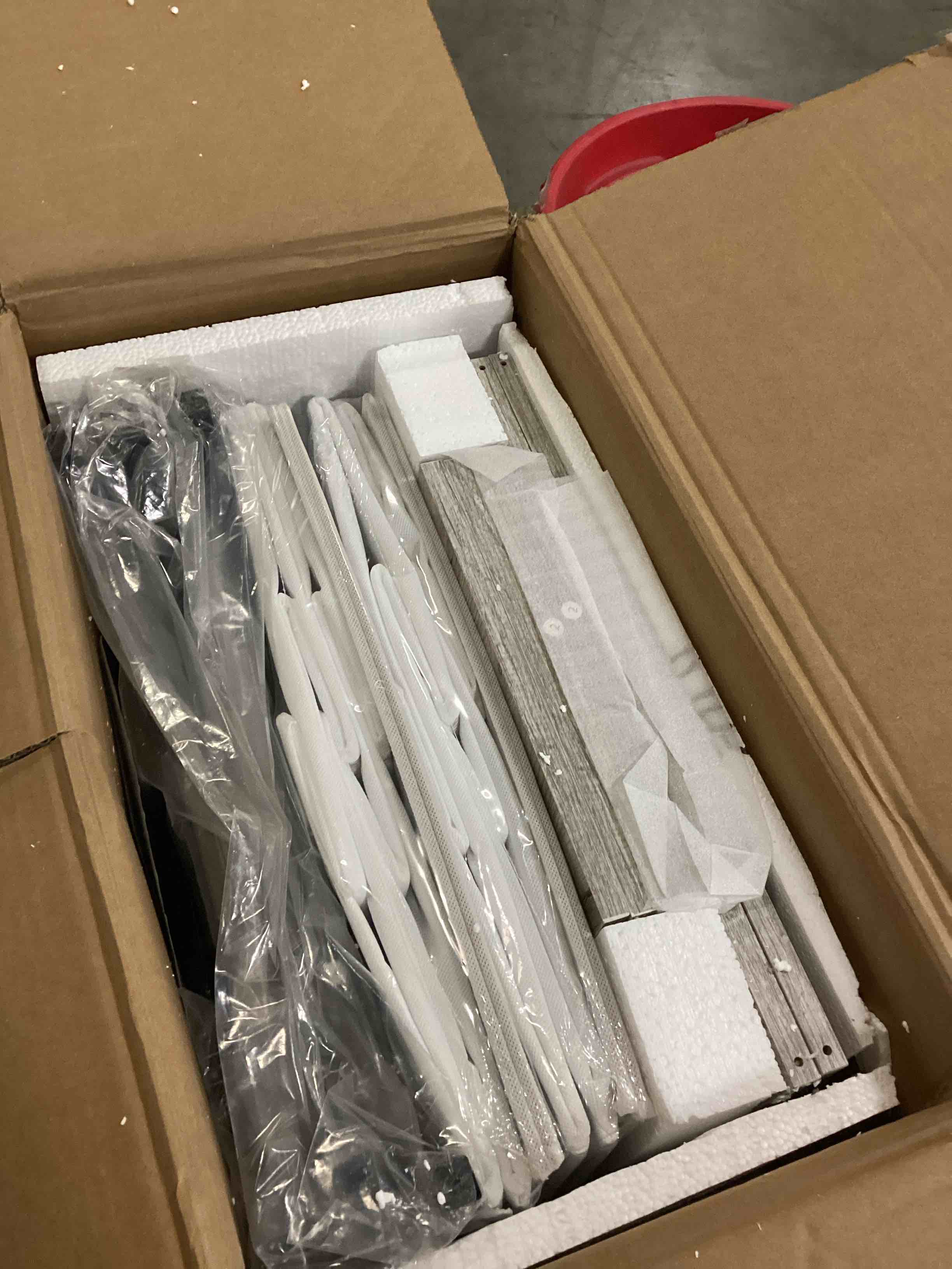 https://s3.amazonaws.com/lotting-images-prod/bidfta/RED6724584_1737383802656.jpeg