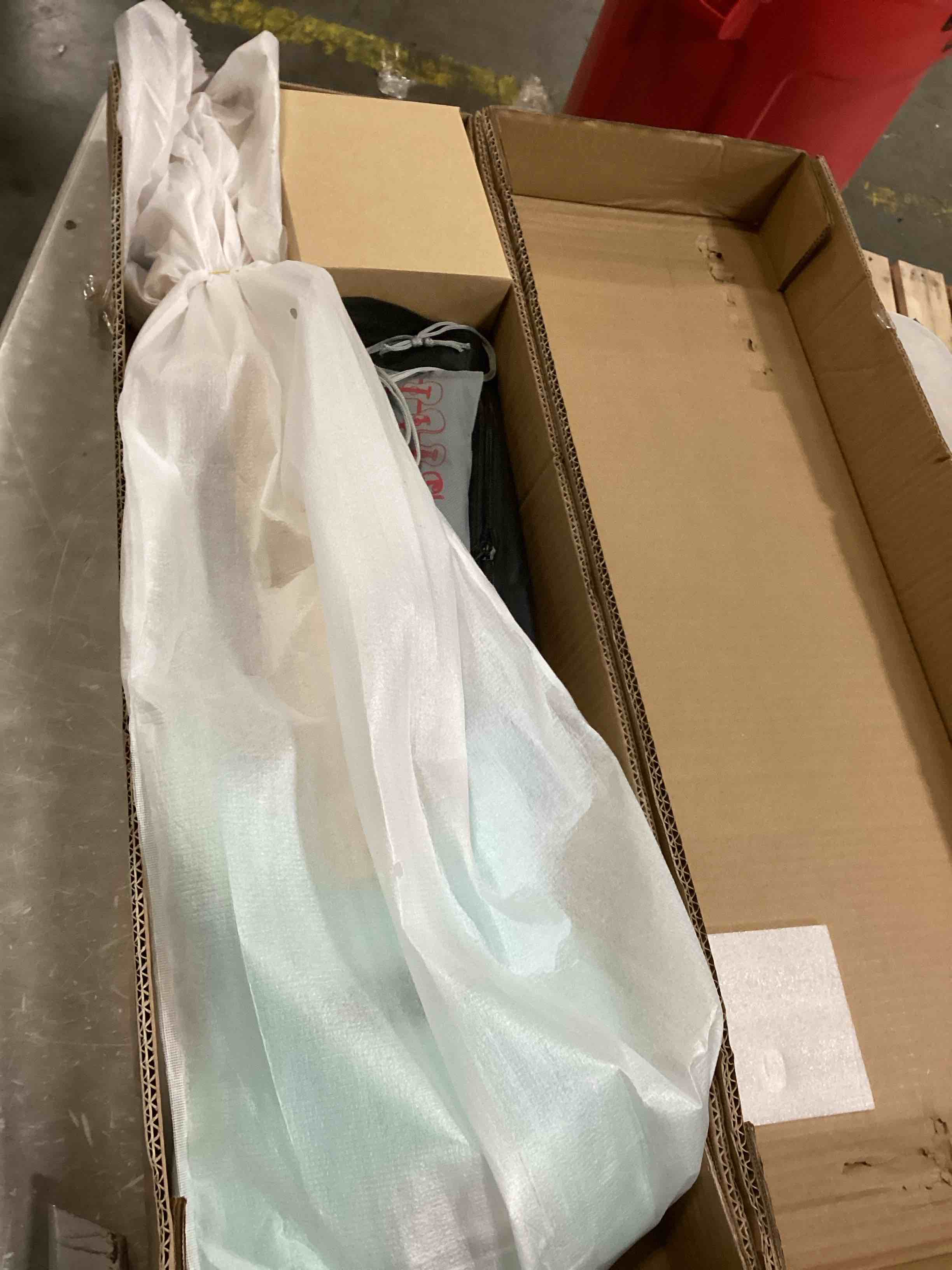 https://s3.amazonaws.com/lotting-images-prod/bidfta/RED6724635_1737391997050.jpeg