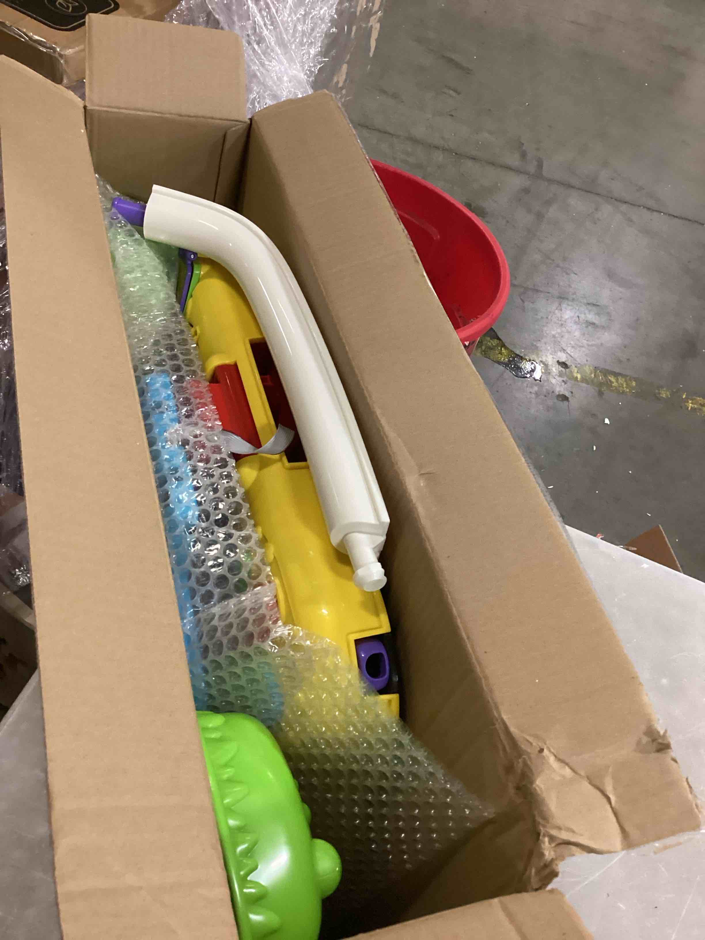 https://s3.amazonaws.com/lotting-images-prod/bidfta/RED6724724_1737463899701.jpeg