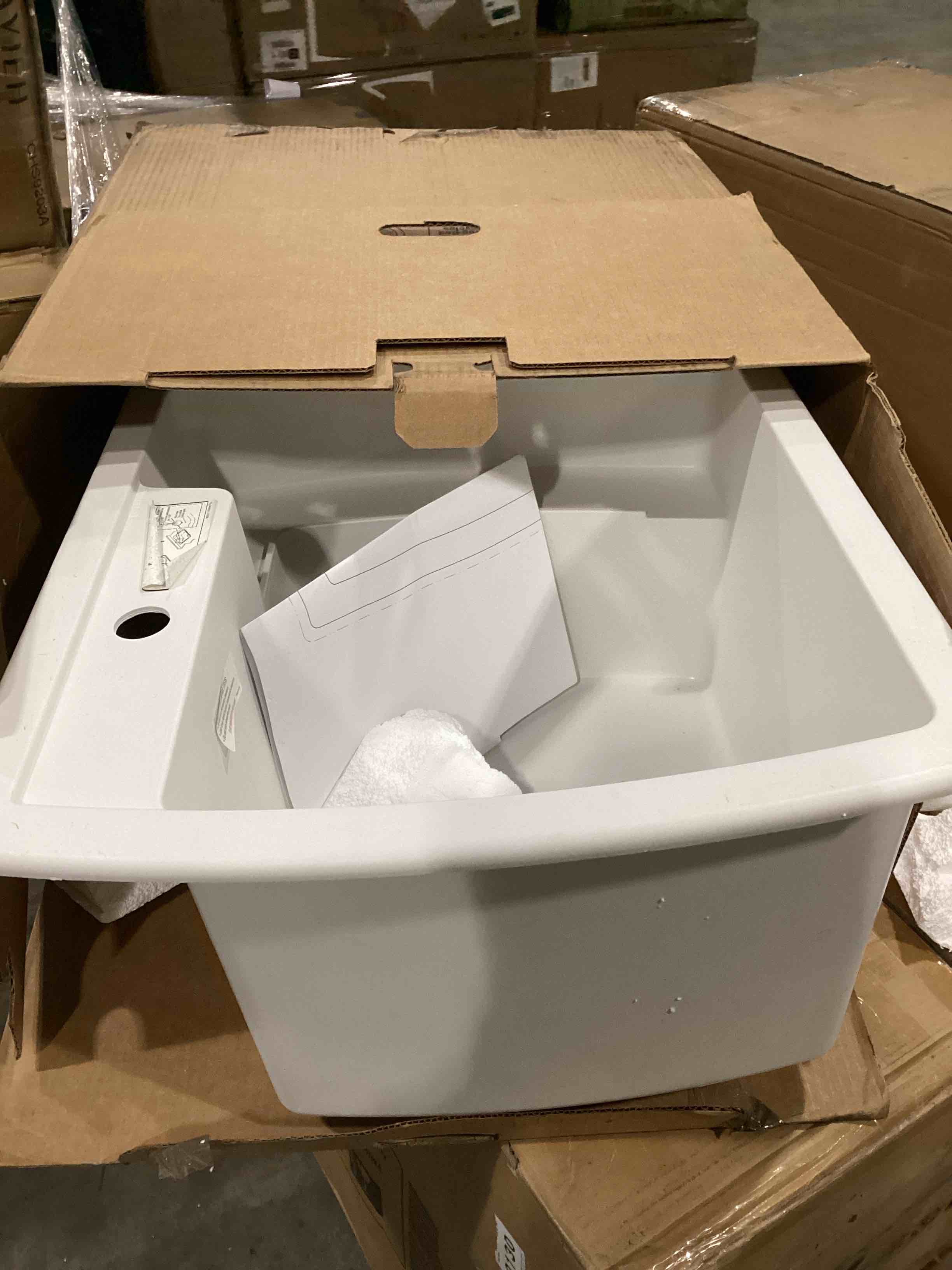 https://s3.amazonaws.com/lotting-images-prod/bidfta/RED6725241_1735835139716.jpeg
