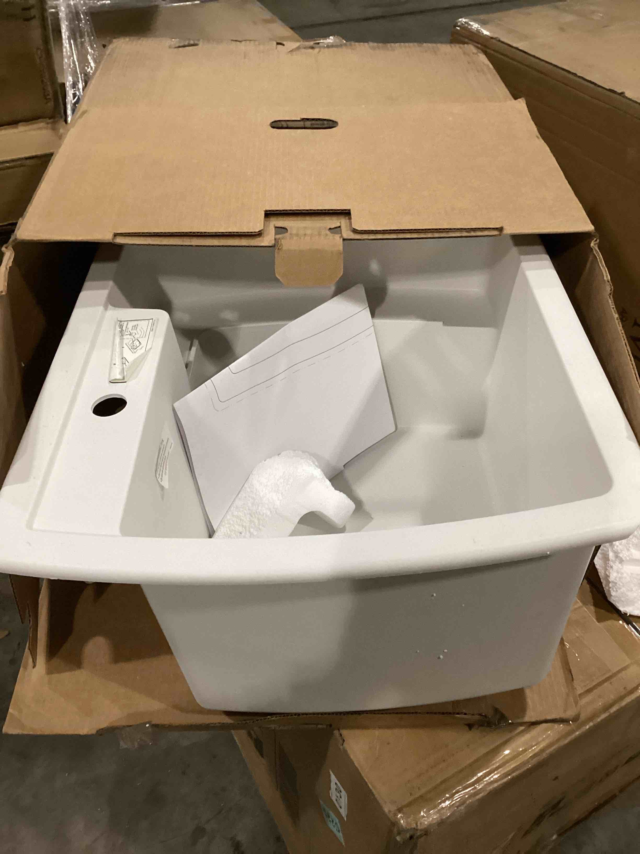 https://s3.amazonaws.com/lotting-images-prod/bidfta/RED6725241_1735835141691.jpeg