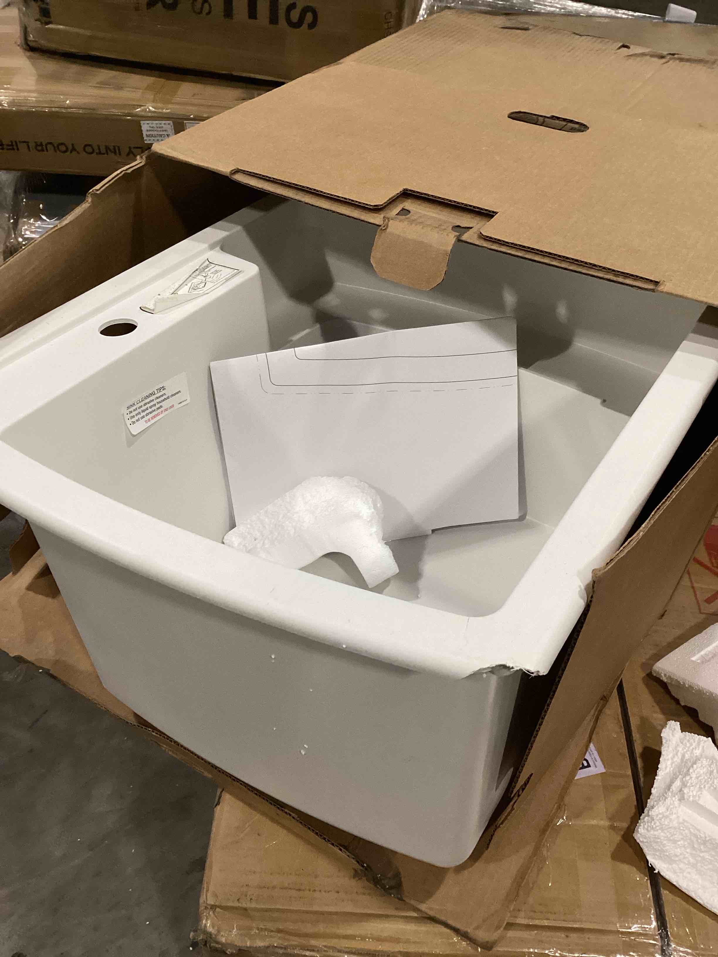 https://s3.amazonaws.com/lotting-images-prod/bidfta/RED6725241_1735835146066.jpeg