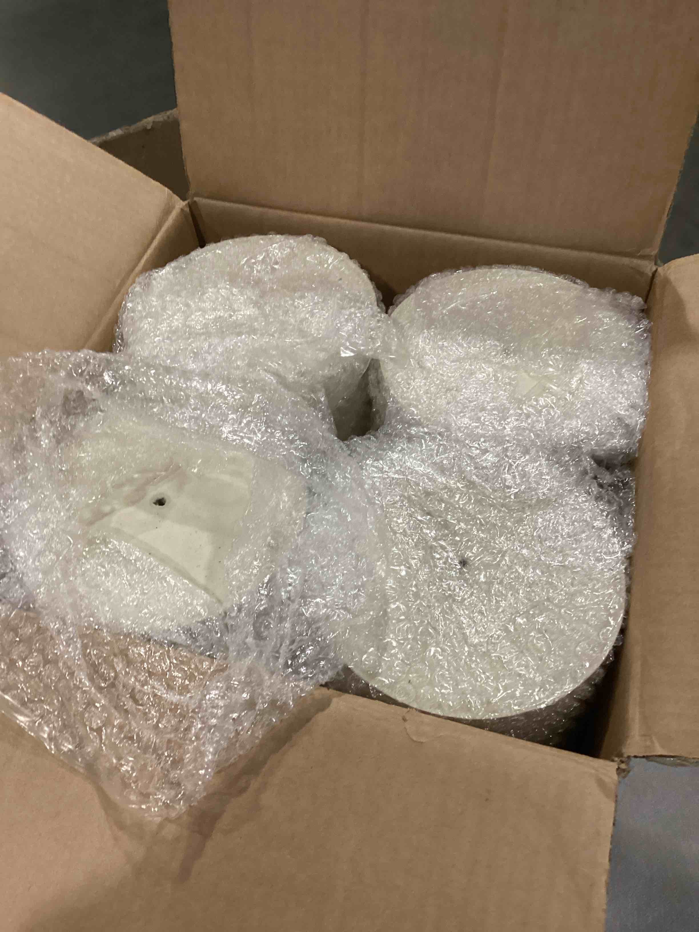 https://s3.amazonaws.com/lotting-images-prod/bidfta/RED6725265_1735845644848.jpeg