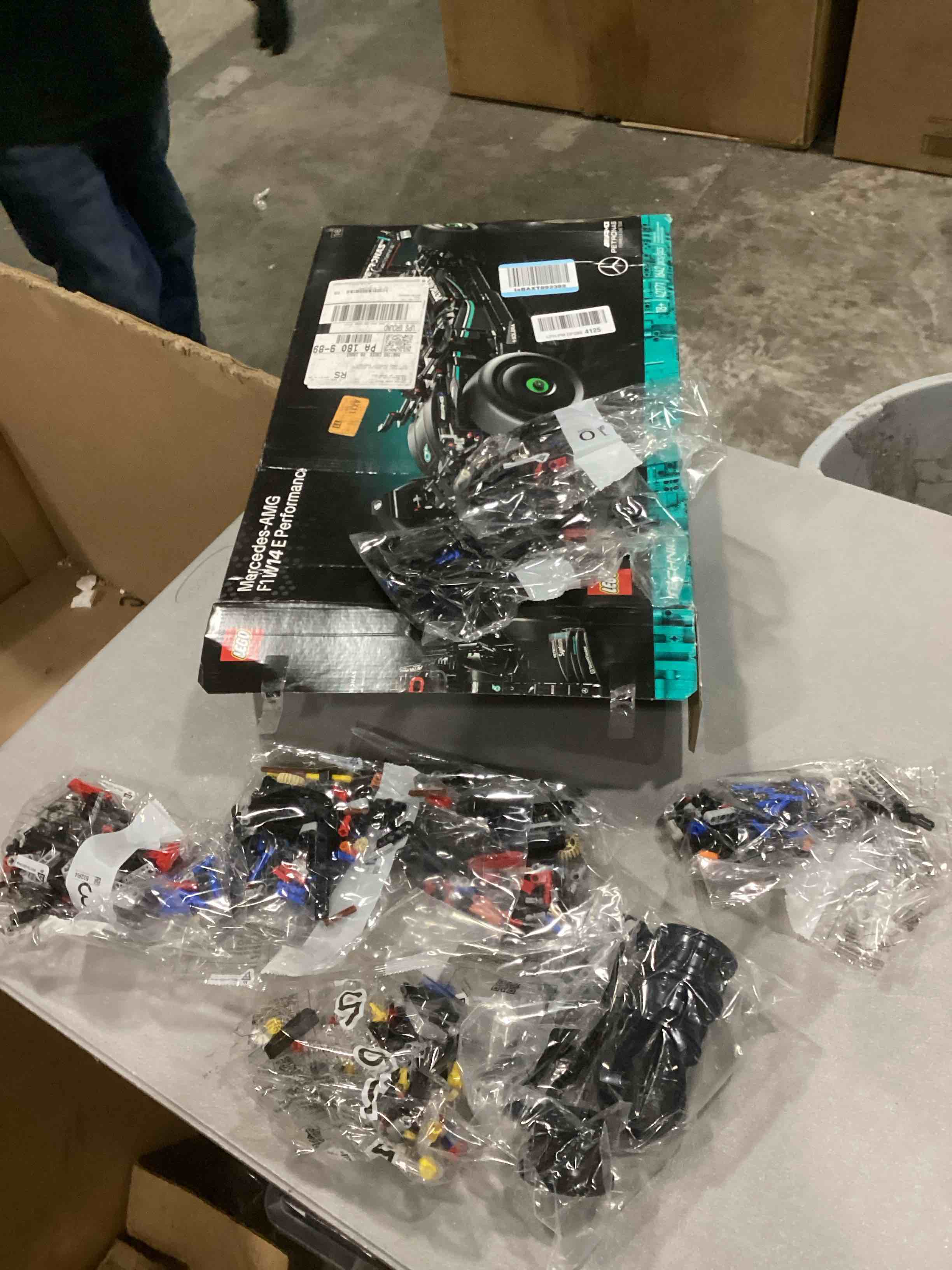 https://s3.amazonaws.com/lotting-images-prod/bidfta/RED6725727_1736365924114.jpeg