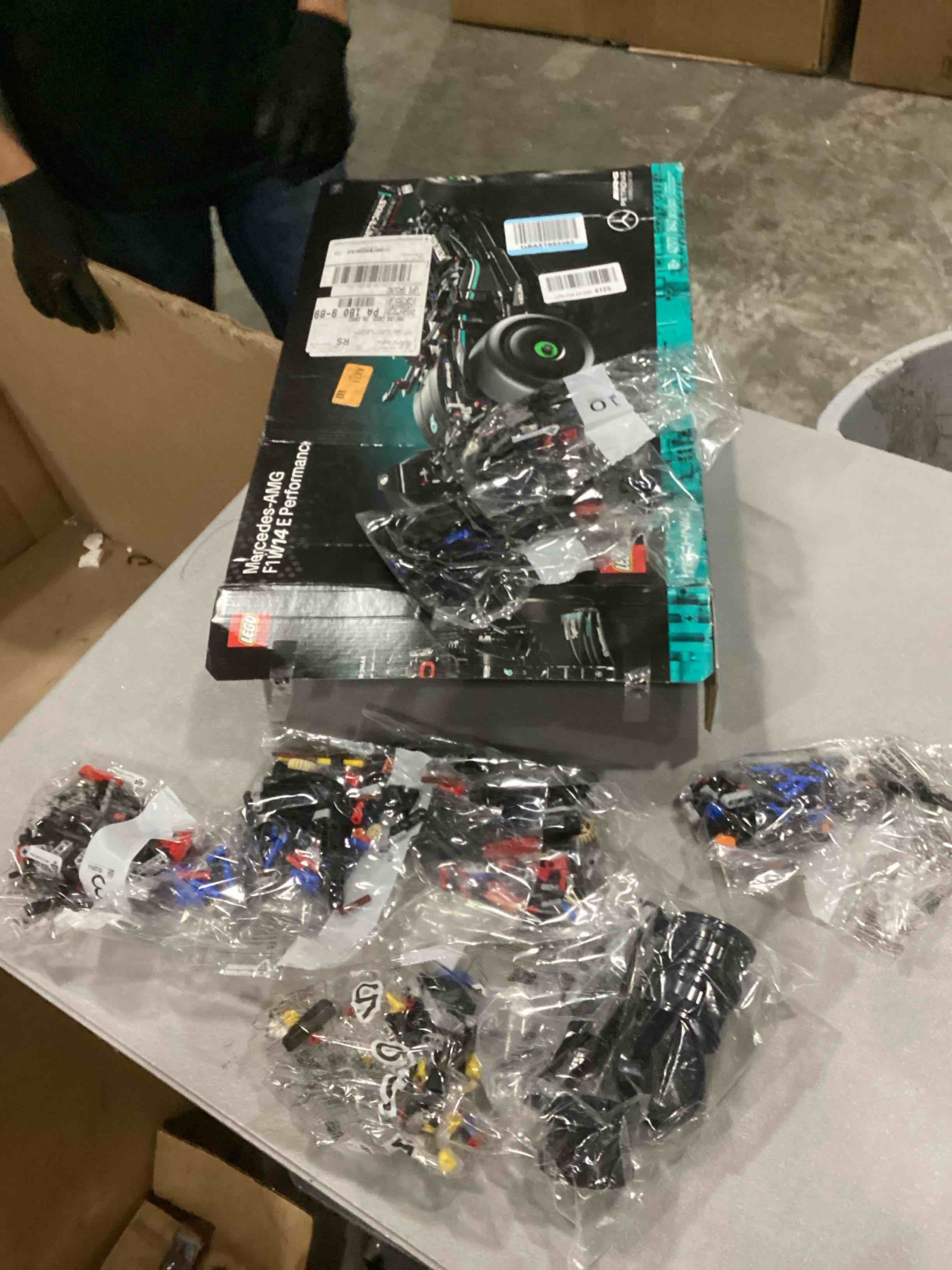 https://s3.amazonaws.com/lotting-images-prod/bidfta/RED6725727_1736365925024.jpeg