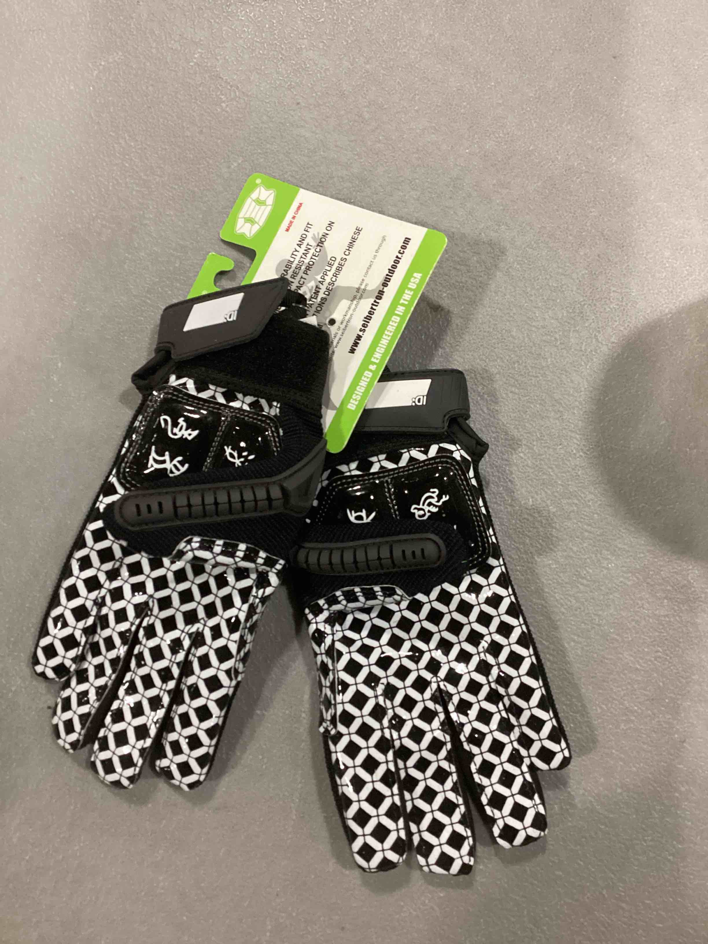 https://s3.amazonaws.com/lotting-images-prod/bidfta/RED6726633_1734016771715.jpeg