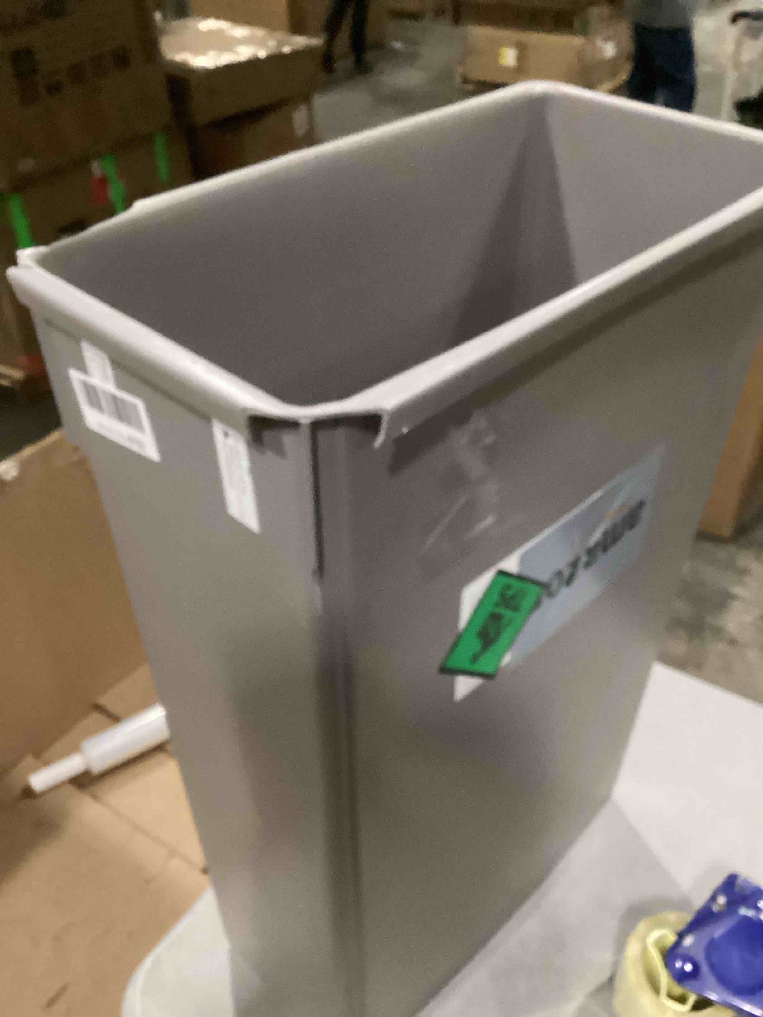 https://s3.amazonaws.com/lotting-images-prod/bidfta/RED6727729_1734957237529.jpeg