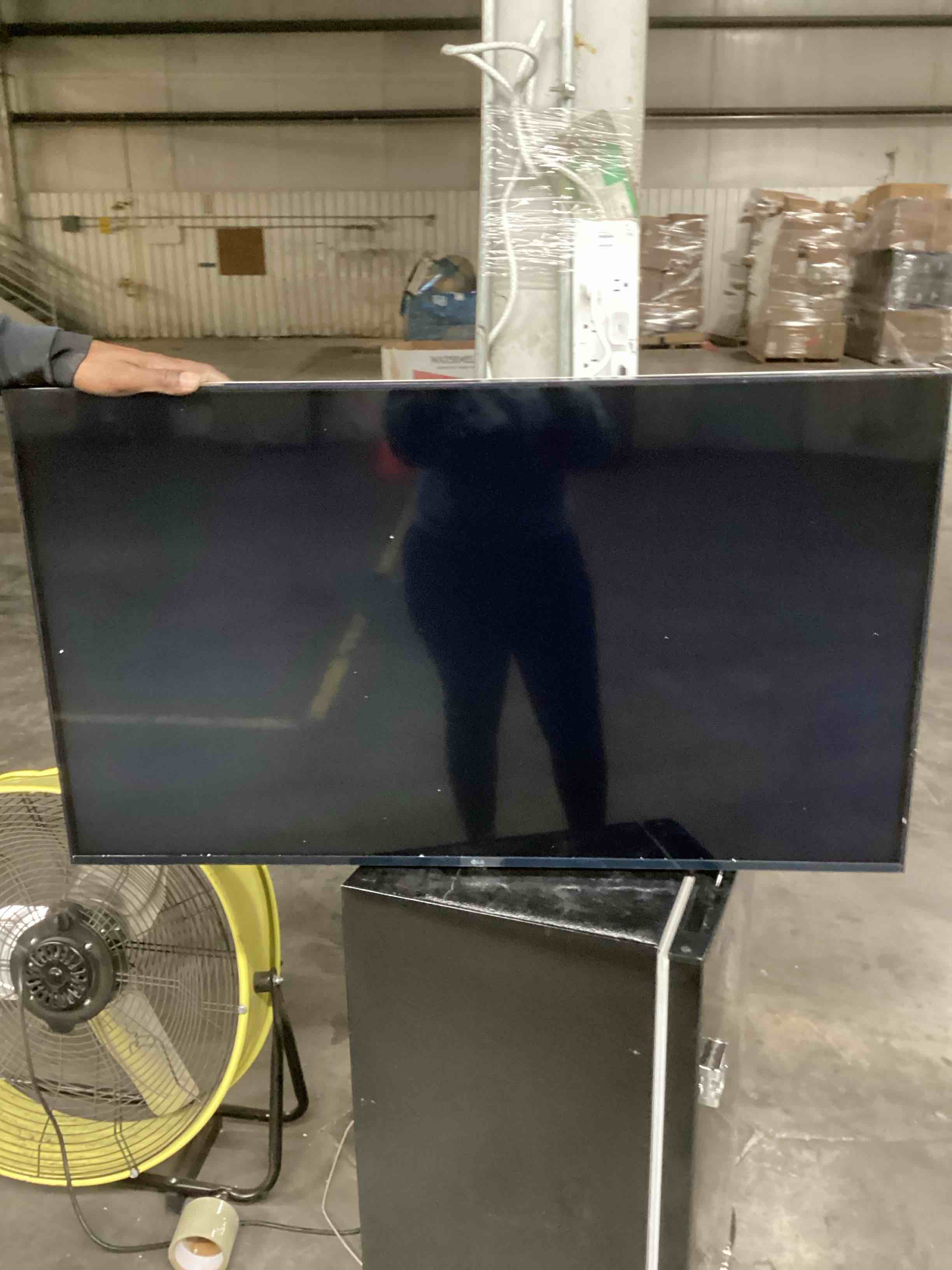 https://s3.amazonaws.com/lotting-images-prod/bidfta/RED6727743_1734961612757.jpeg
