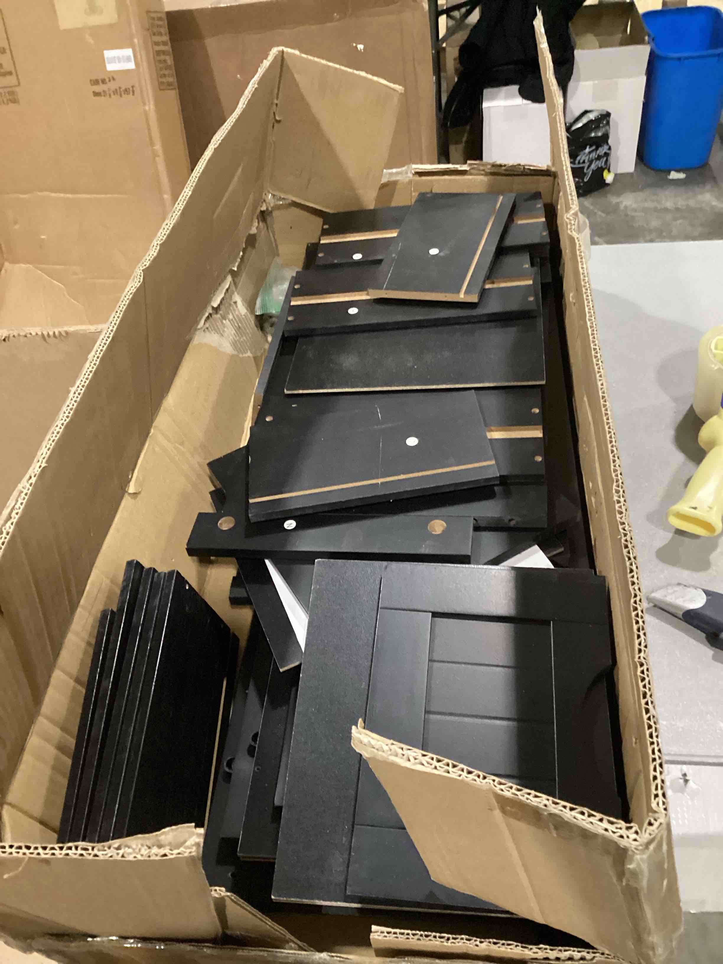 https://s3.amazonaws.com/lotting-images-prod/bidfta/RED6727791_1734983984638.jpeg
