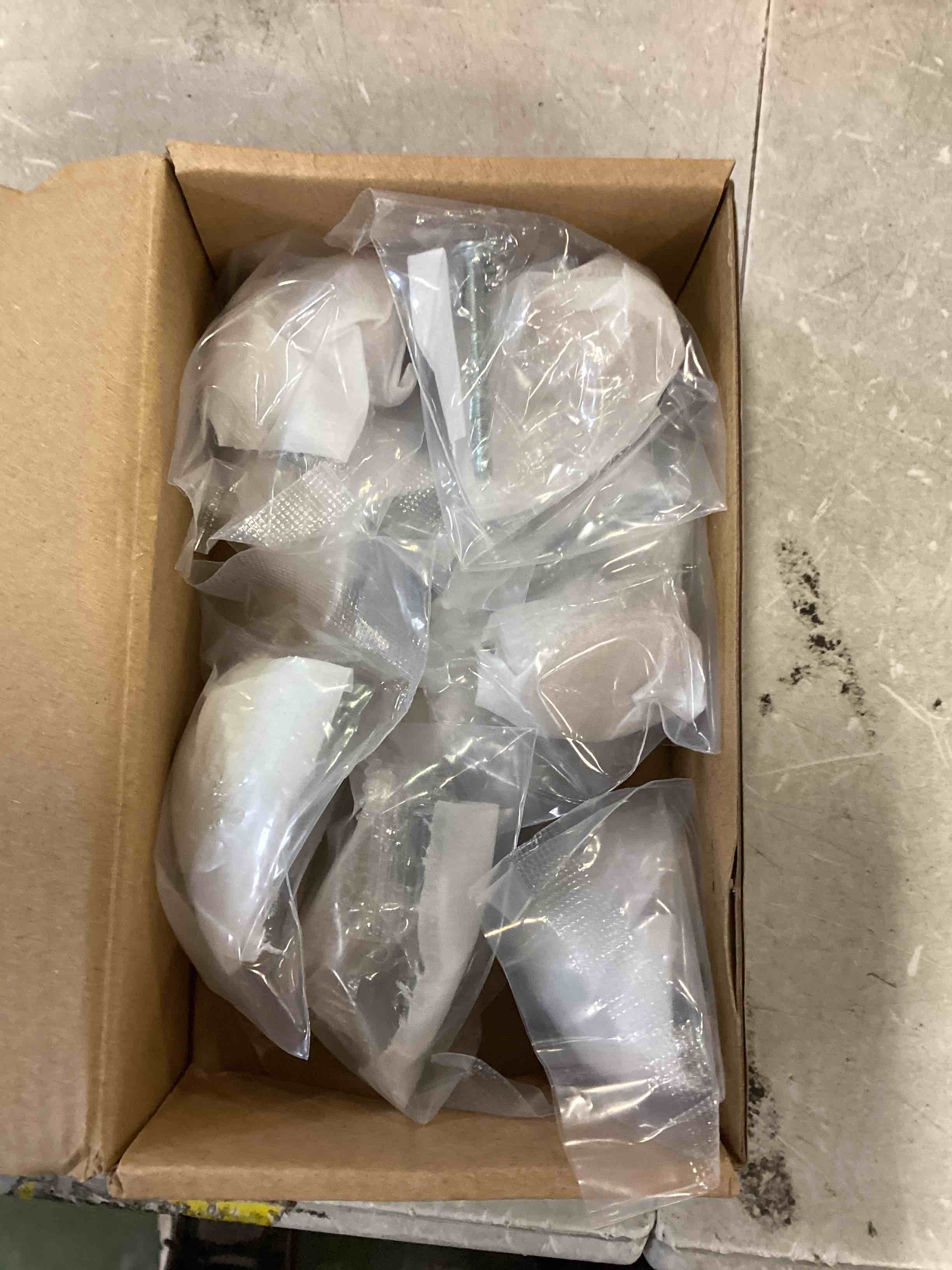 https://s3.amazonaws.com/lotting-images-prod/bidfta/RED6731367_1721140616666.jpeg