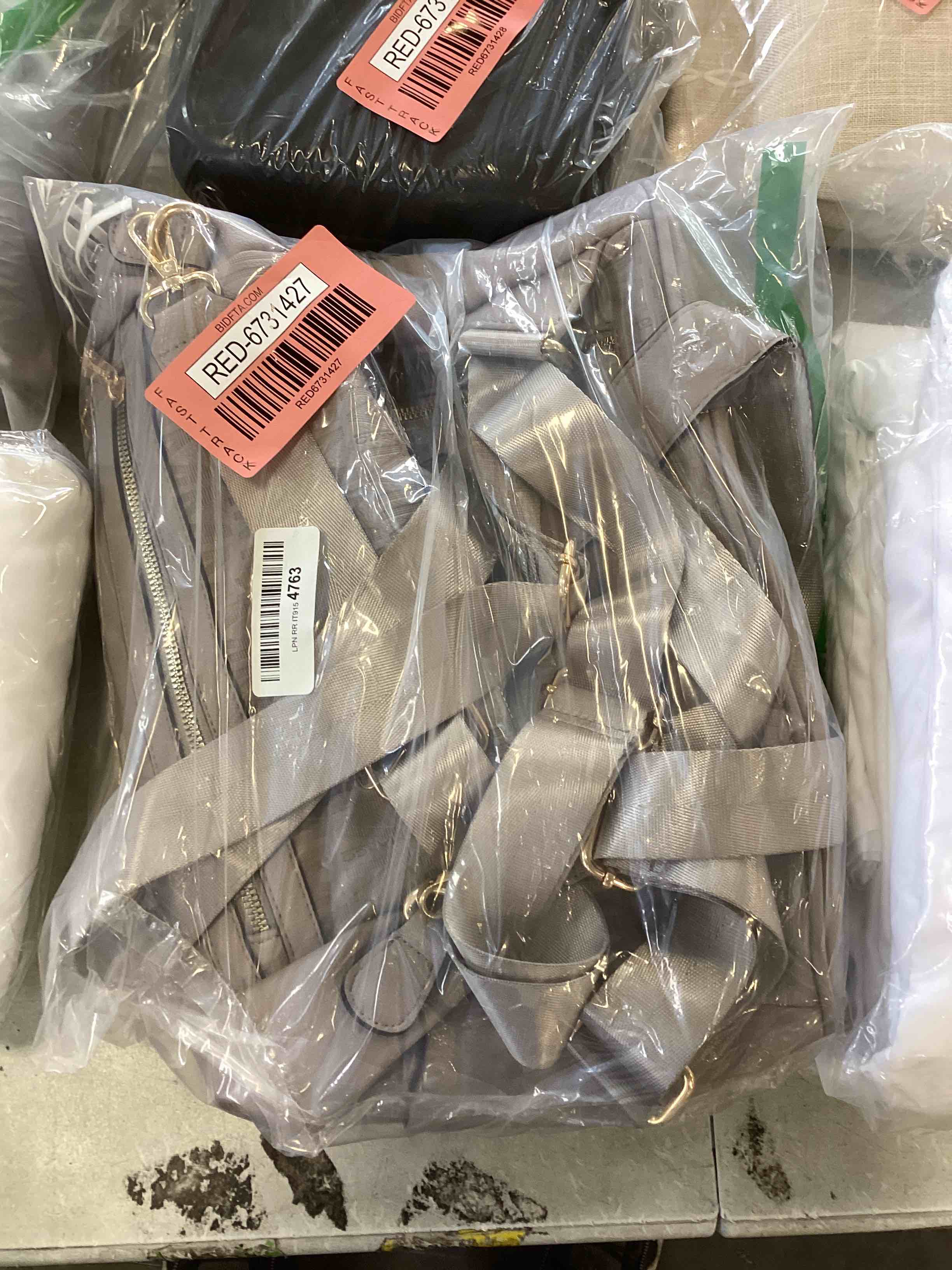 https://s3.amazonaws.com/lotting-images-prod/bidfta/RED6731427_1721144562693.jpeg