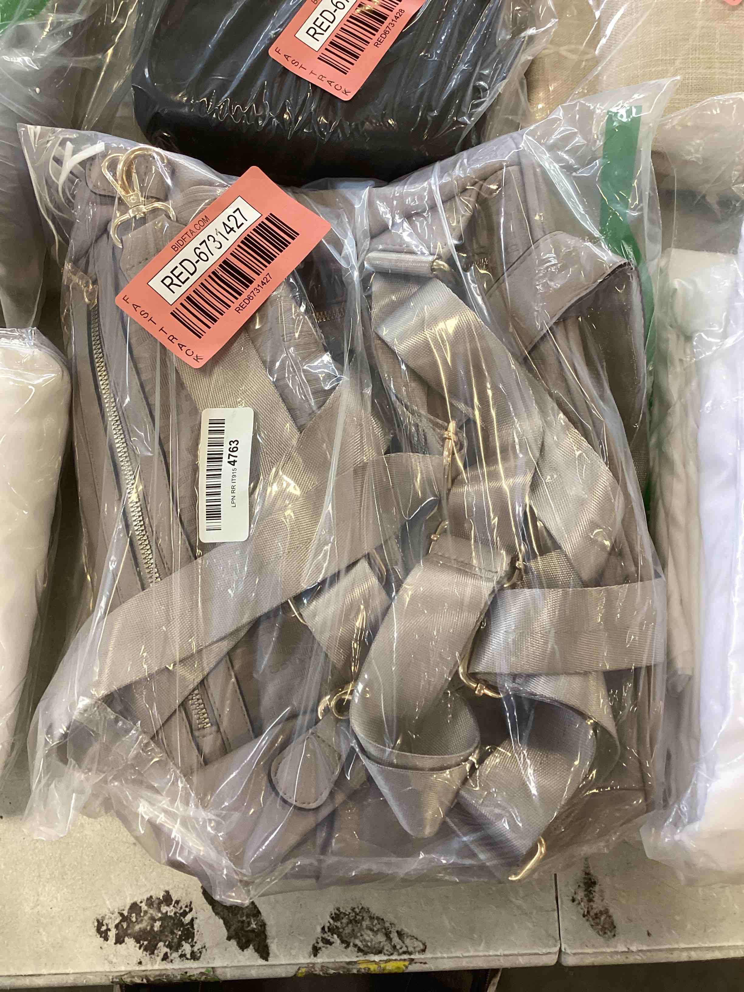 https://s3.amazonaws.com/lotting-images-prod/bidfta/RED6731427_1721144564200.jpeg