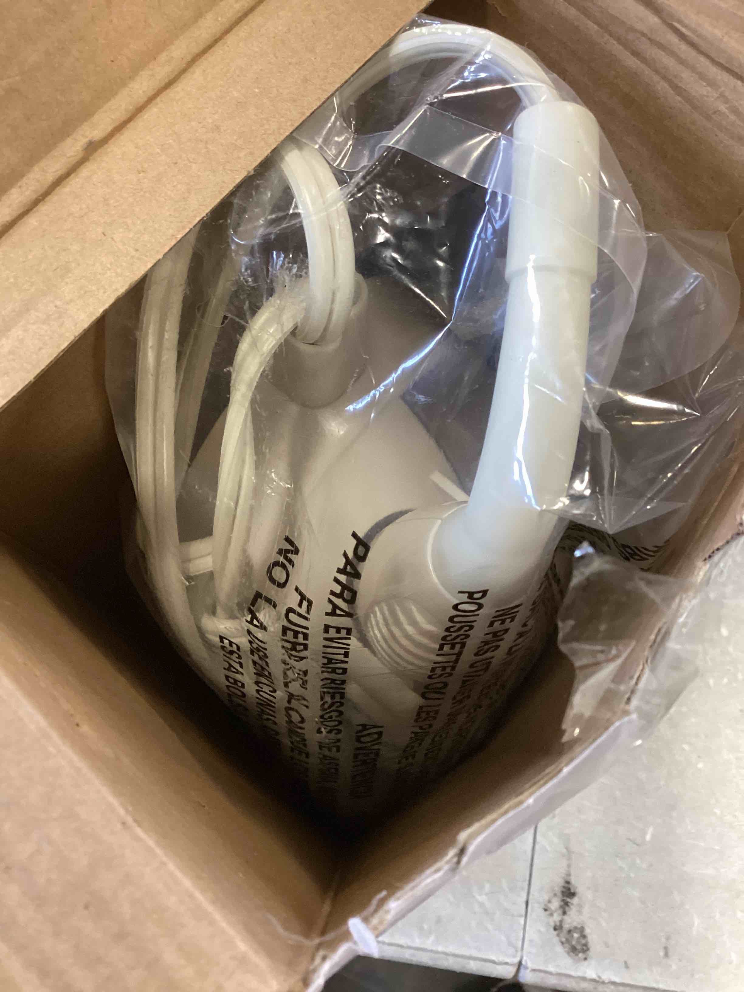 https://s3.amazonaws.com/lotting-images-prod/bidfta/RED6732149_1721323072427.jpeg