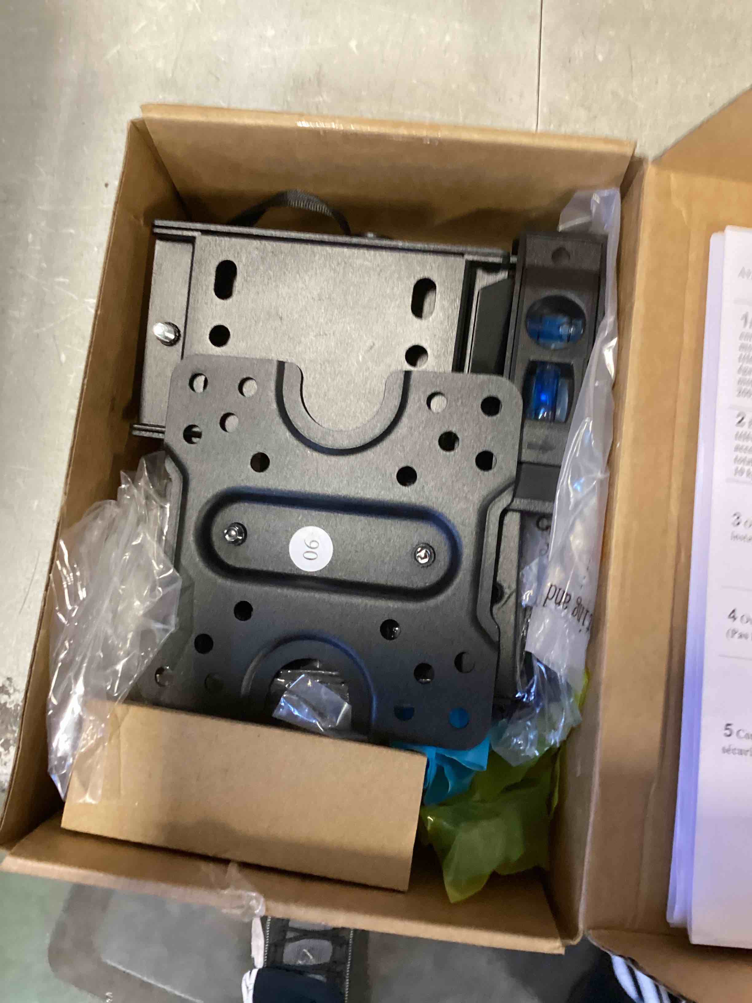 https://s3.amazonaws.com/lotting-images-prod/bidfta/RED6732402_1721399819162.jpeg
