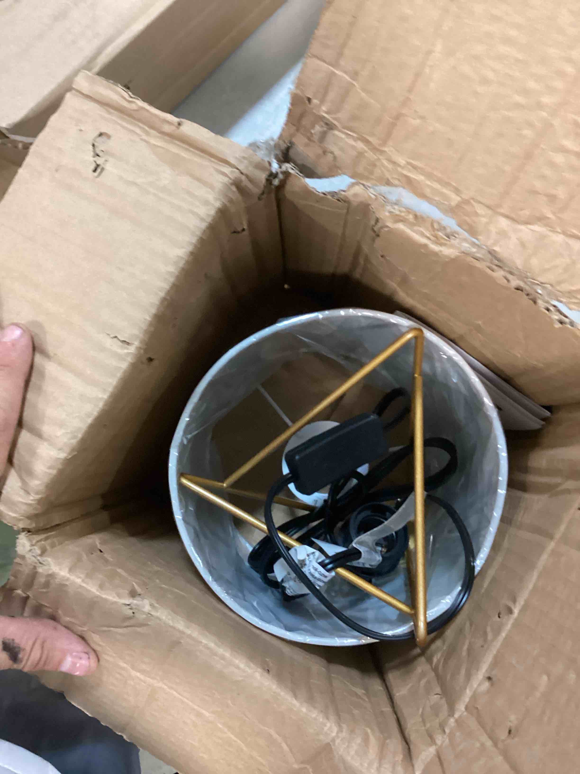 https://s3.amazonaws.com/lotting-images-prod/bidfta/RED6736047_1721324135518.jpeg