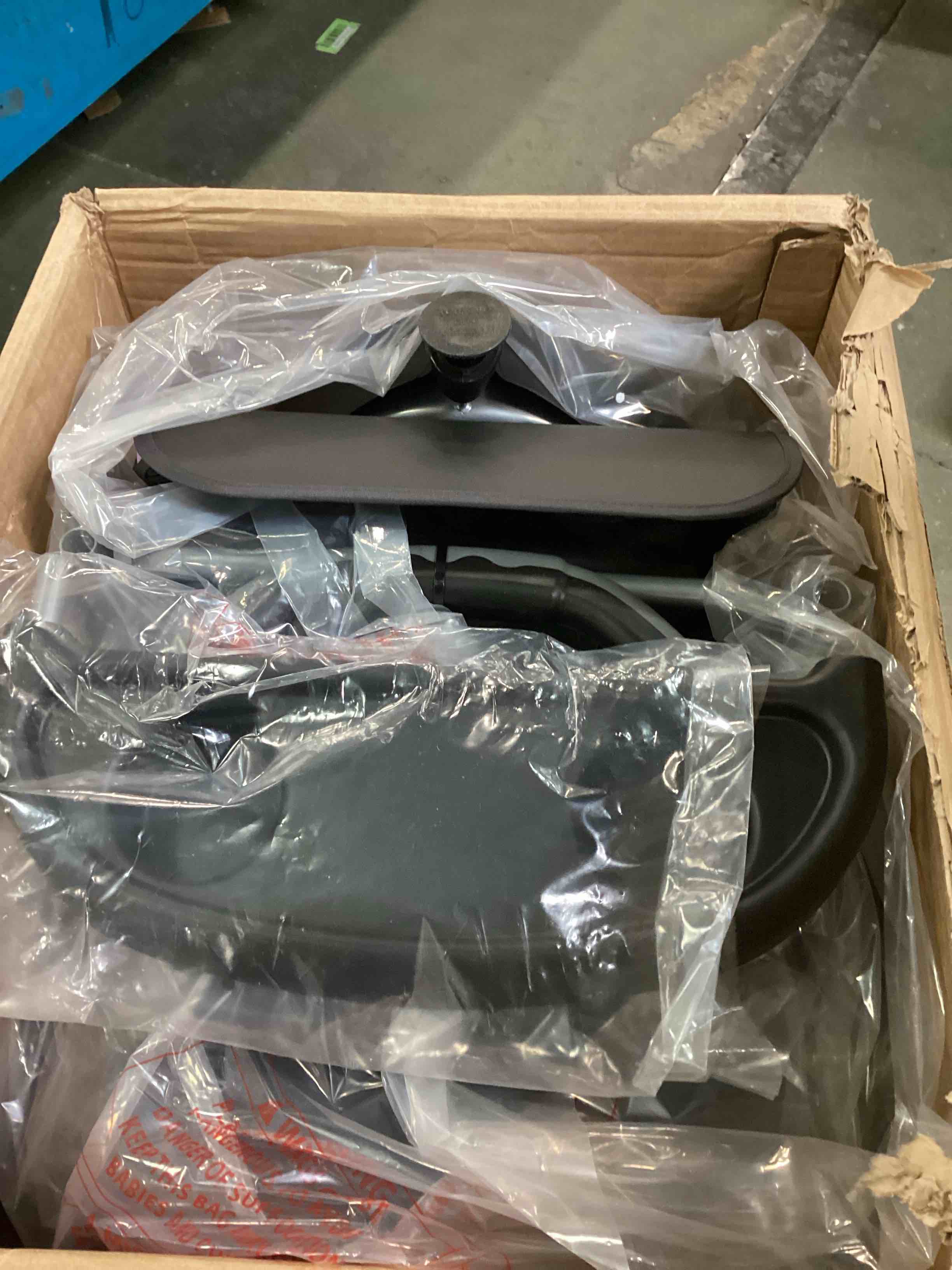 https://s3.amazonaws.com/lotting-images-prod/bidfta/RED6736648_1721490799430.jpeg