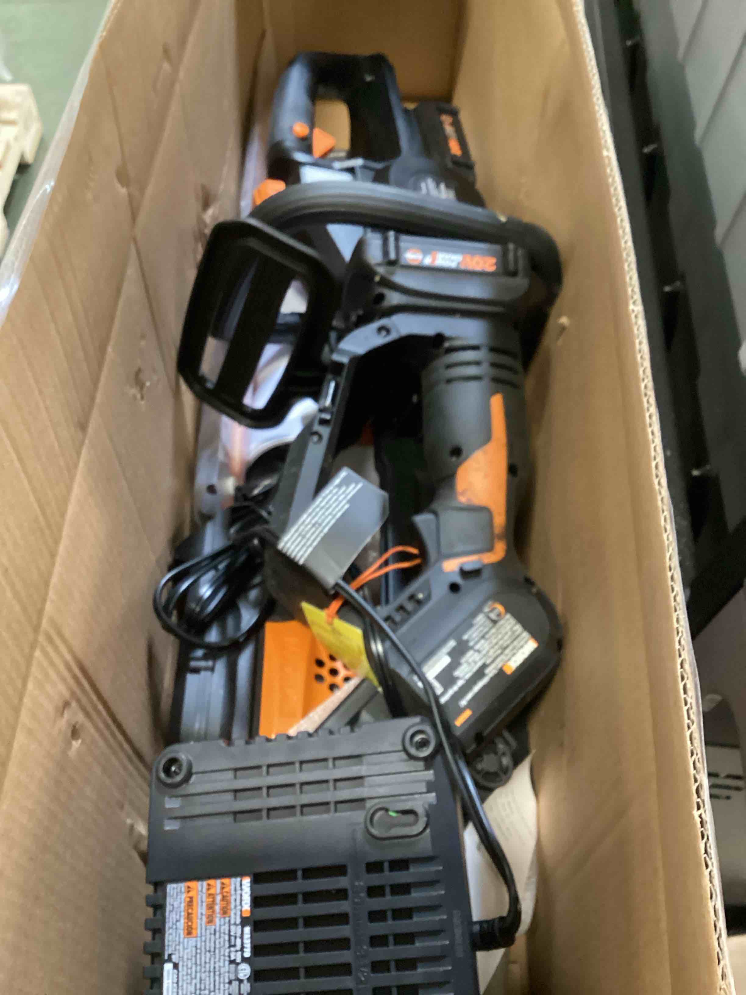 https://s3.amazonaws.com/lotting-images-prod/bidfta/RED6739158_1721749159759.jpeg